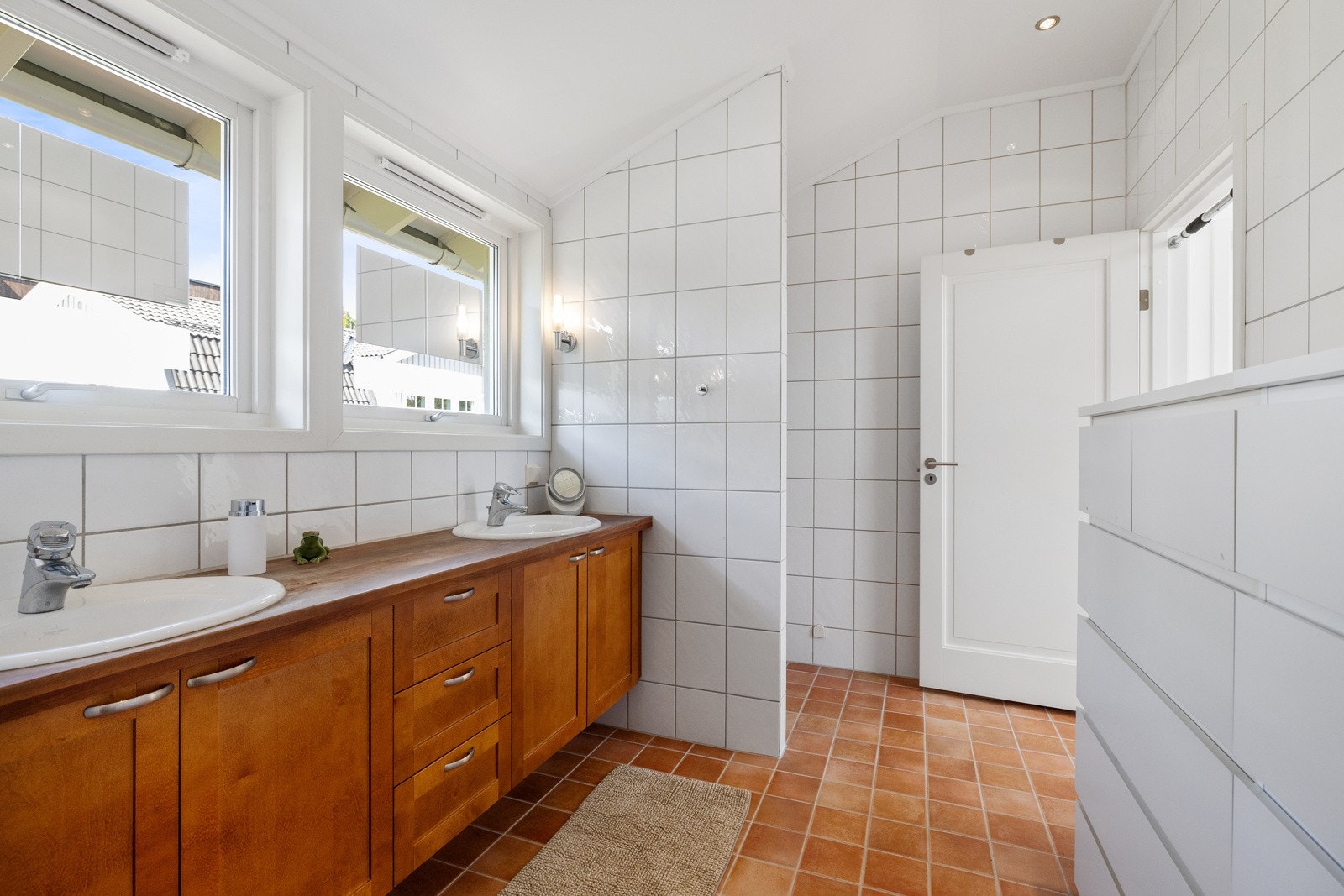 Badet er fra 2003 da 2. etasje ble innredet og har i tillegg dusj, veggmontert toalett og flislagt gulv med varmekabler. Galleribilde