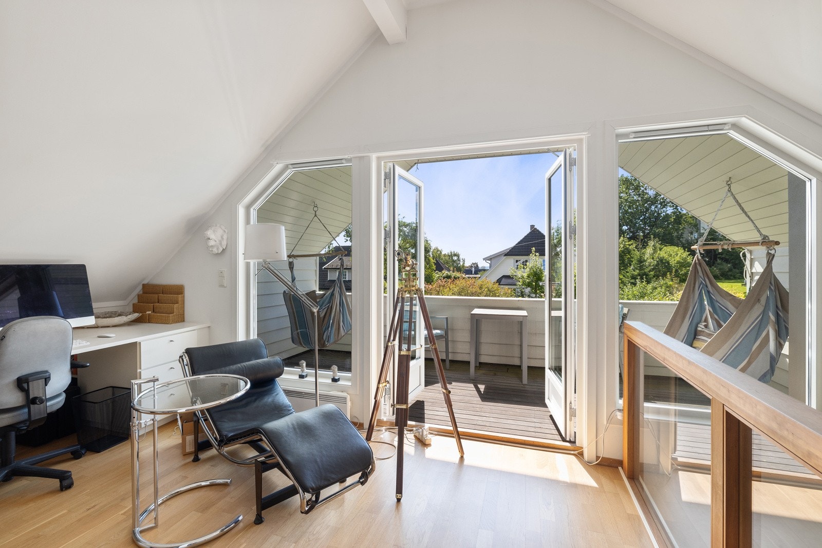 Fleksibelt rom i 2. etasje med godt lysinnslipp mot balkong, gjennom tofløyet terrassedør og store vindusflater. Galleribilde