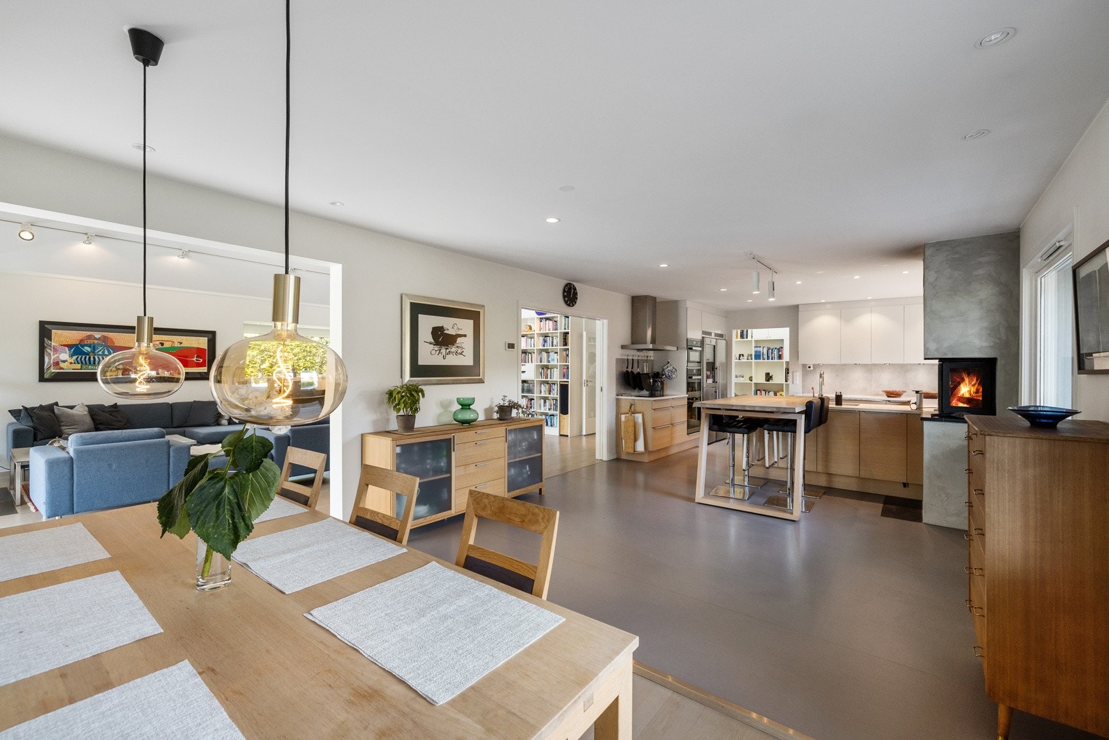 Sosialt og hyggelig kjøkken i åpen løsning med spisestue. Huset har sentralvstøvsuger med praktisk avsug i kjøkkensokkel, i tillegg til vanlig avsug. Galleribilde