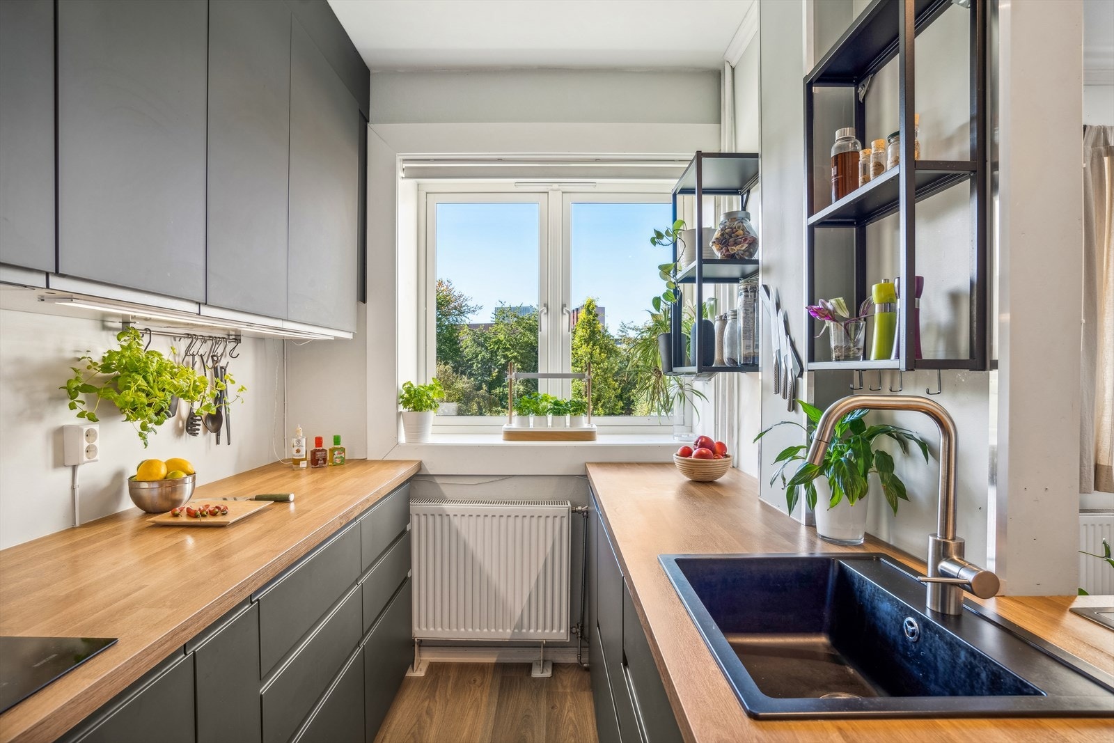 Stilren kjøkkensone perfekt for kulinariske opplevelser. Galleribilde