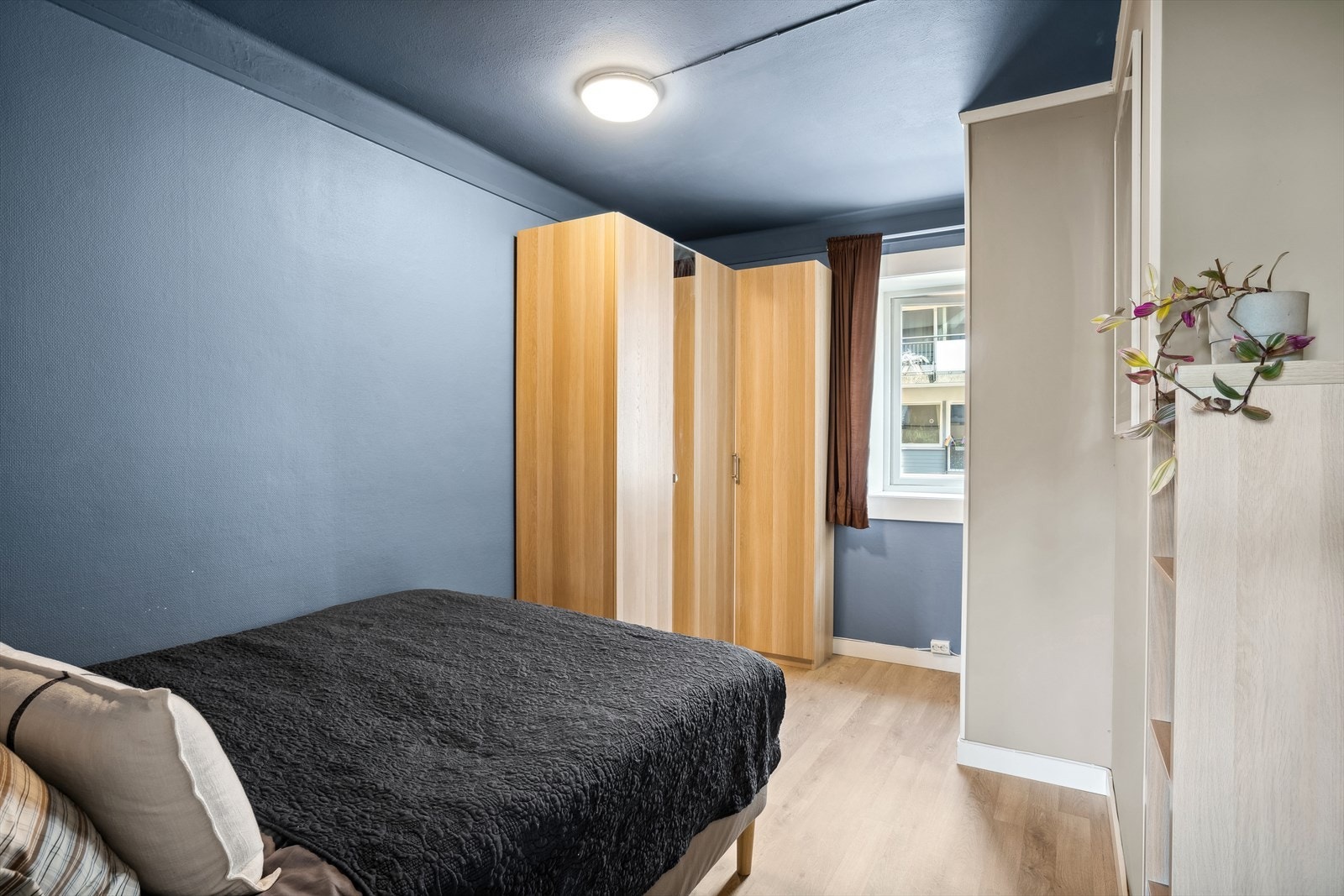 Soverommet er av god størrelse og gir rom for mye skapplass. Galleribilde