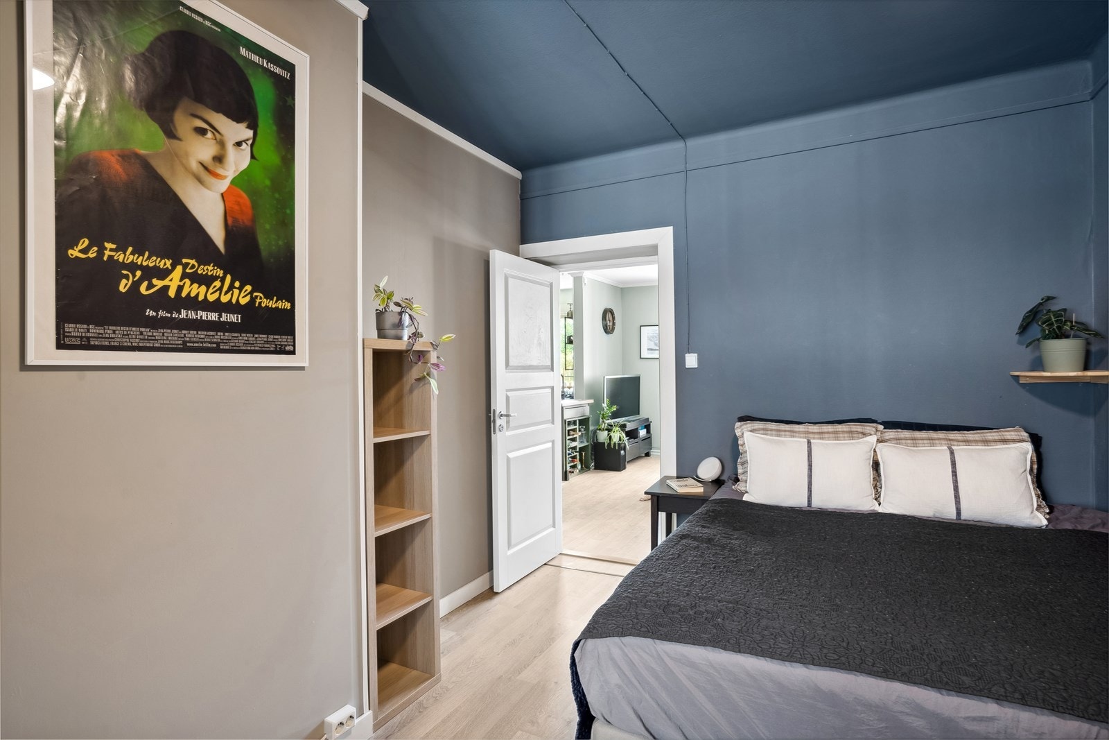 Lune og mørkere fargetoner på soverommet gir en behagelig atmosfære Galleribilde