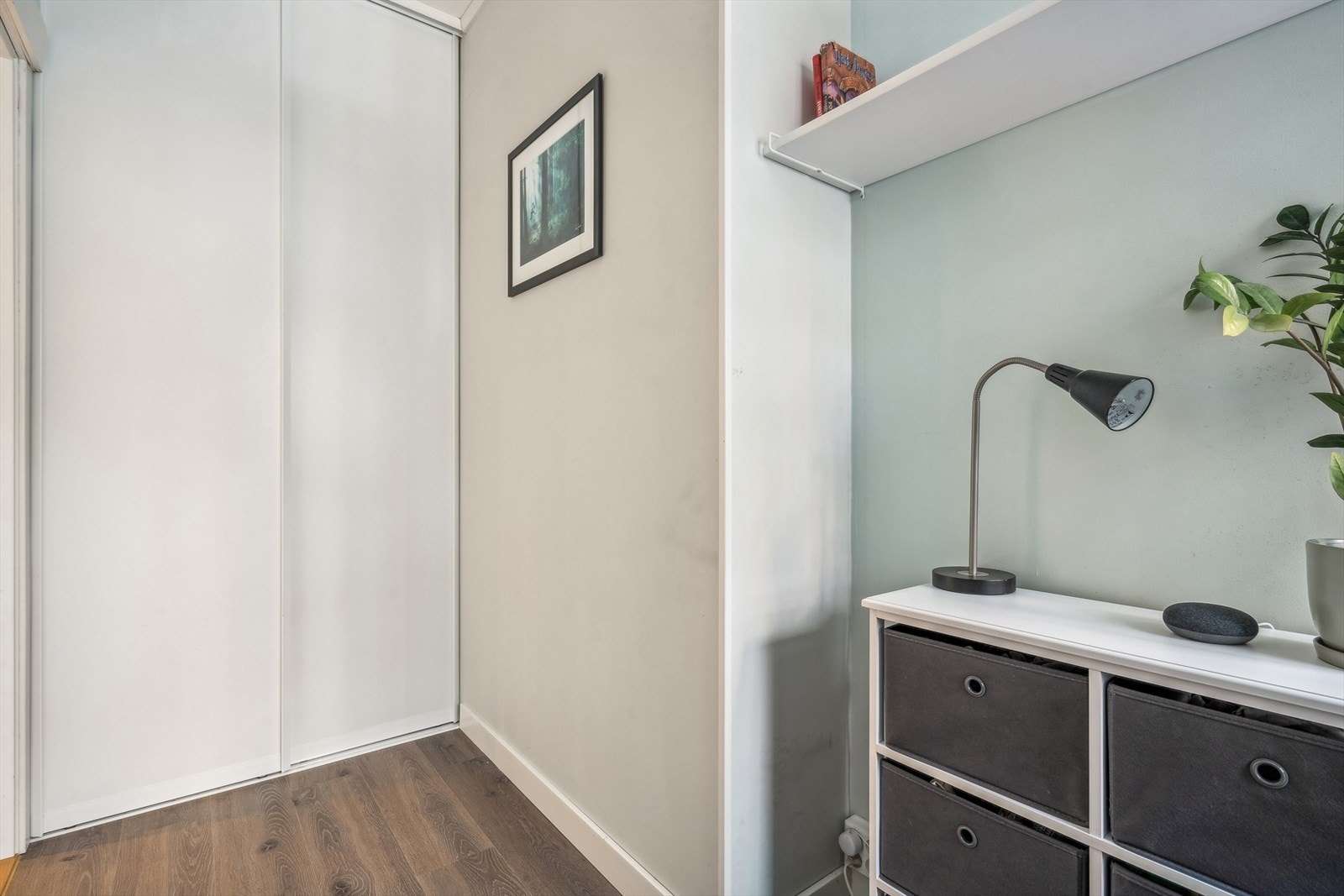 Integrert garderobeskap for oppbevaring. Galleribilde