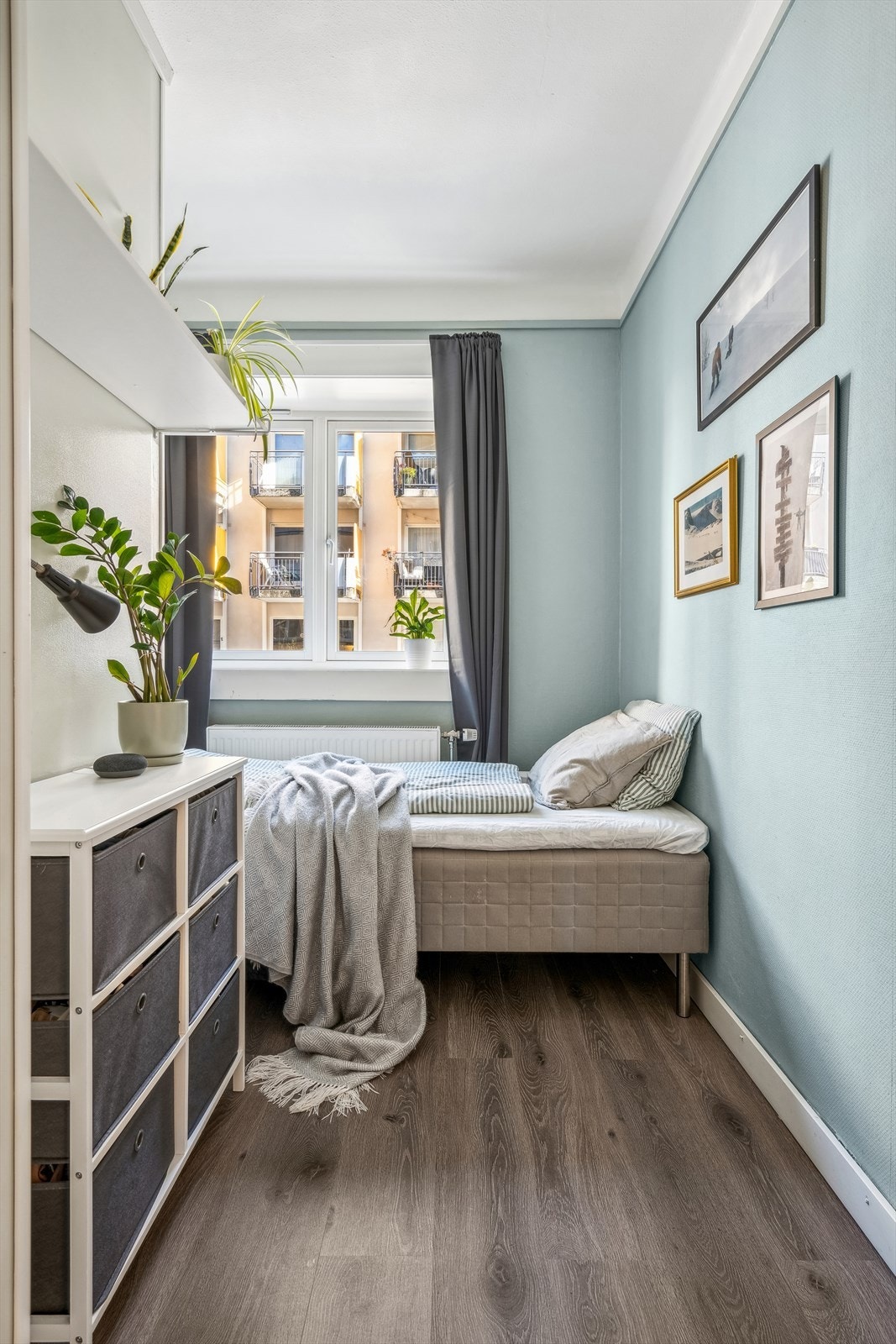 Soverom 2 har plass til seng, kontorpult og en romslig skyvedørgarderobe. Galleribilde