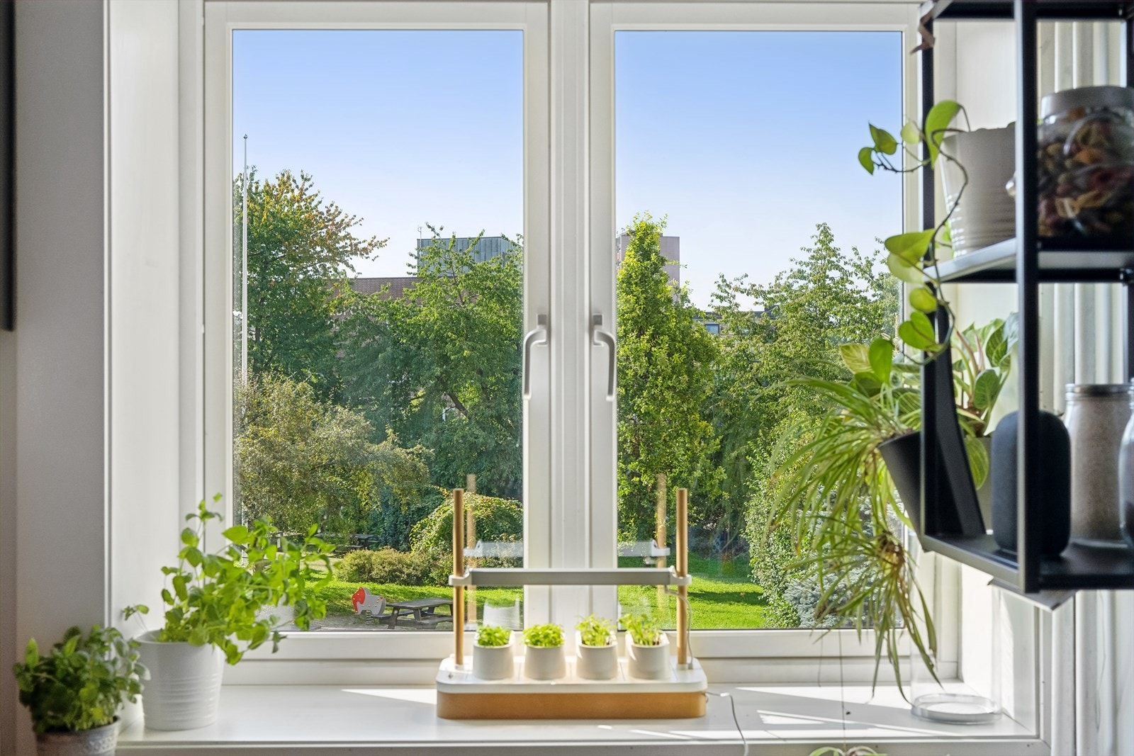 Fantastisk utsikt til grøntområder i bakgården. Galleribilde