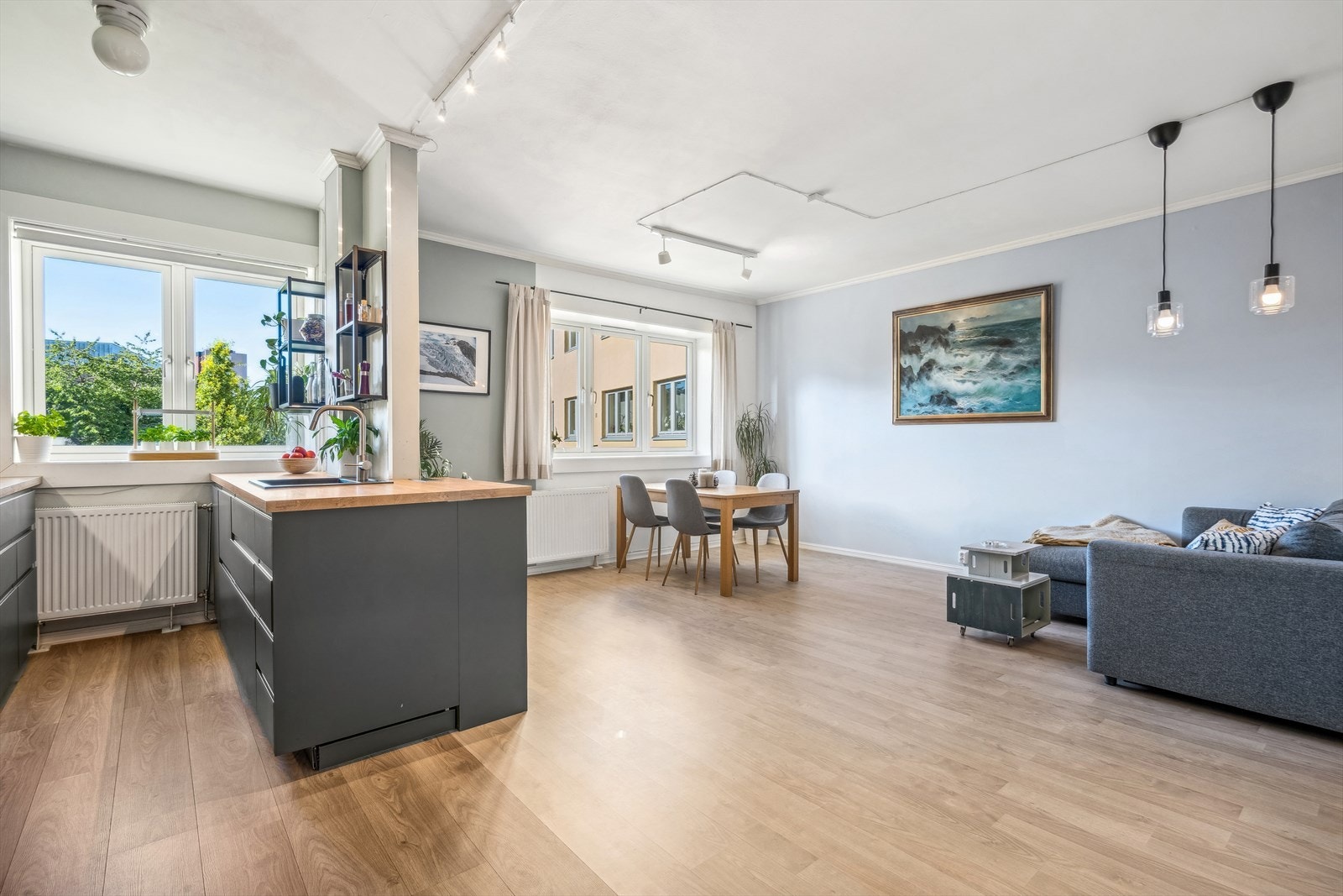 Her får du sosial, åpen stue/kjøkken løsning av svært god størrelse med flere innredningsmuligheter Galleribilde