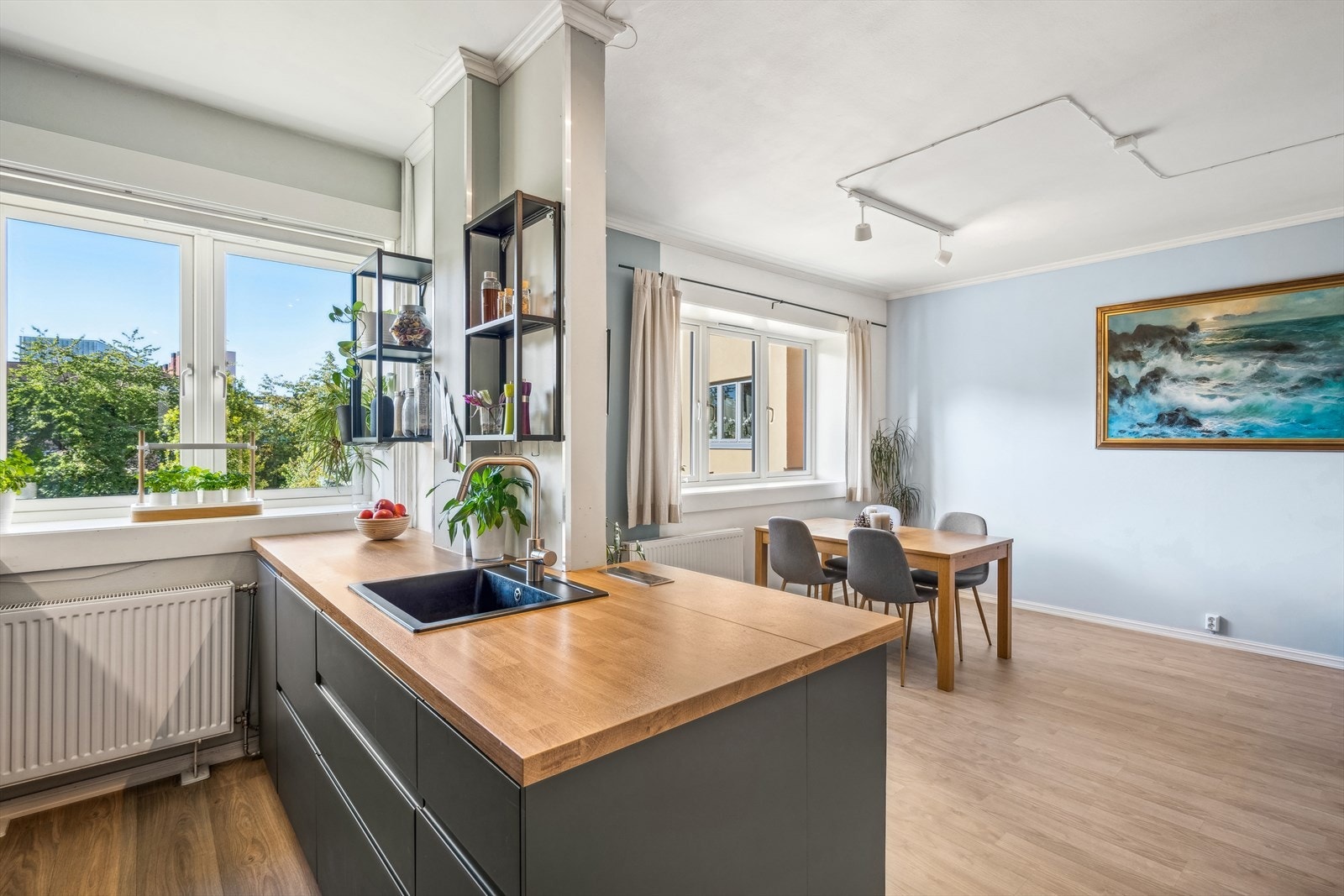 De store vinduene slipper inn mye naturlig lys og gir deg et luftig utsyn Galleribilde