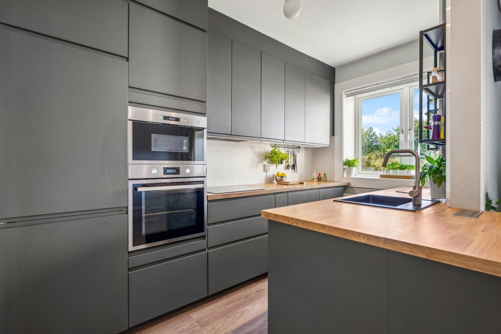 Stilfull IKEA kjøkkeninnredning fra 2020 med integrerte hvitevarer som medfølger Galleribilde