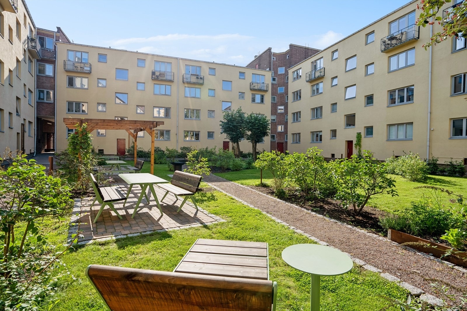 Her får du 3 bakgårder til disposisjon hvor alle har flere sittegrupper, grøntområder og grill. Galleribilde