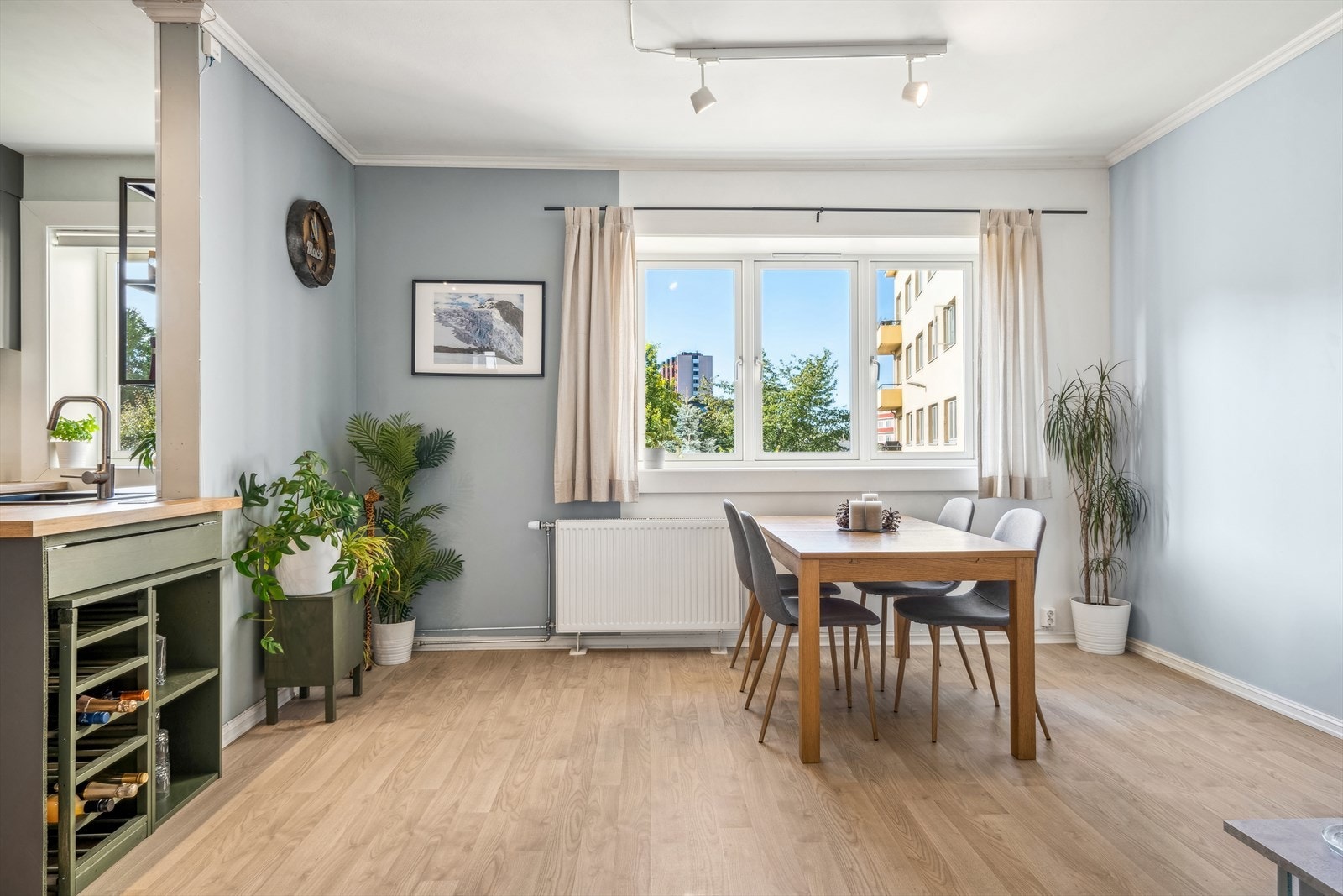 Romslig stue med flere innredningsmuligheter Galleribilde