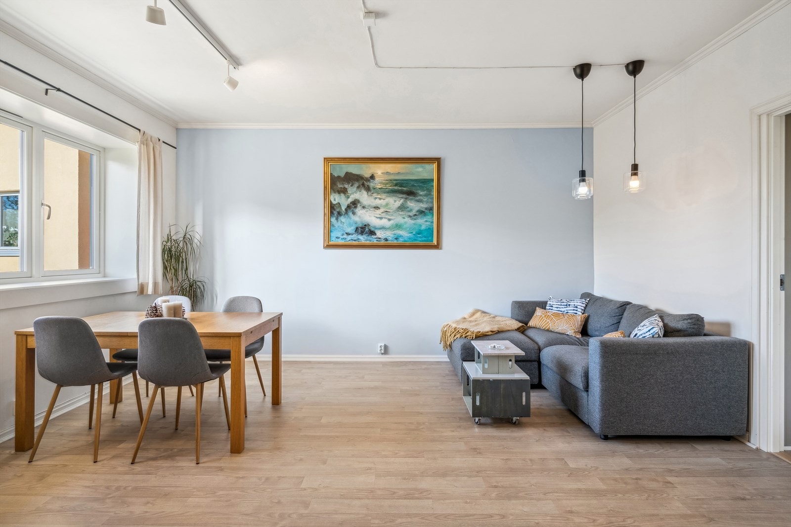 Her har man god plass til langbord, sofagruppe og annet ønsket møblement Galleribilde