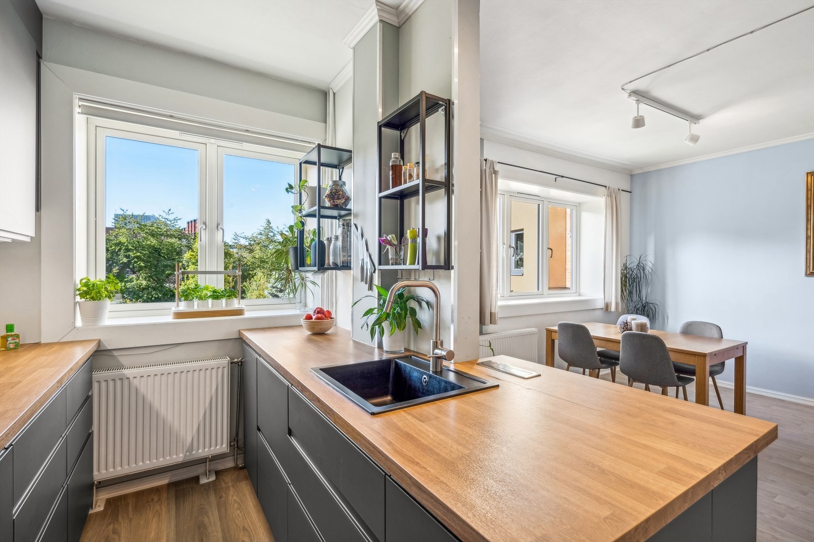 Gode oppbevaringsmuligheter i over- og under-skap, samt store arbeidsflater Galleribilde