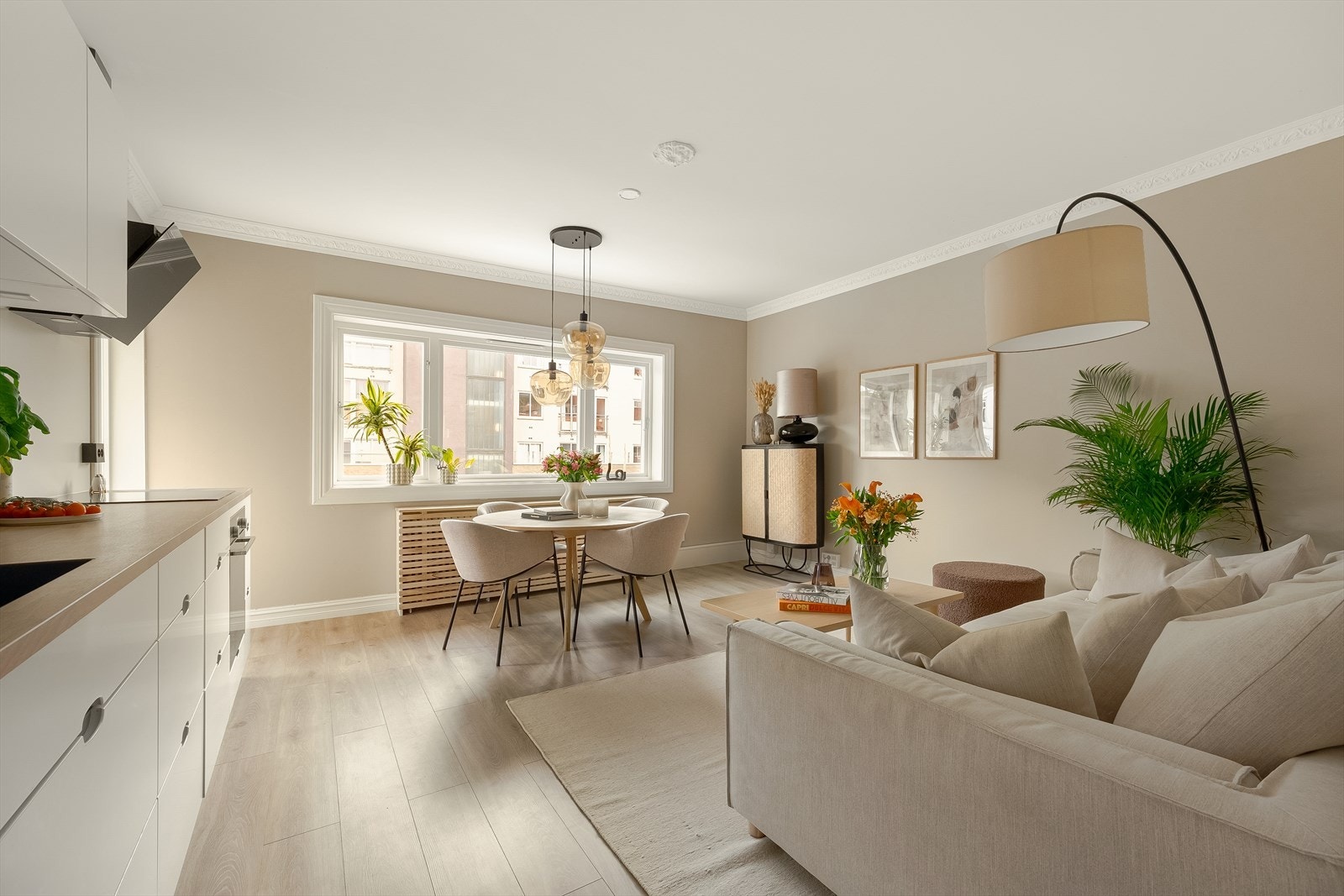 Romslig og flott stue/kjøkken med en klassisk planløsning som gjør det enkelt å innrede. Galleribilde