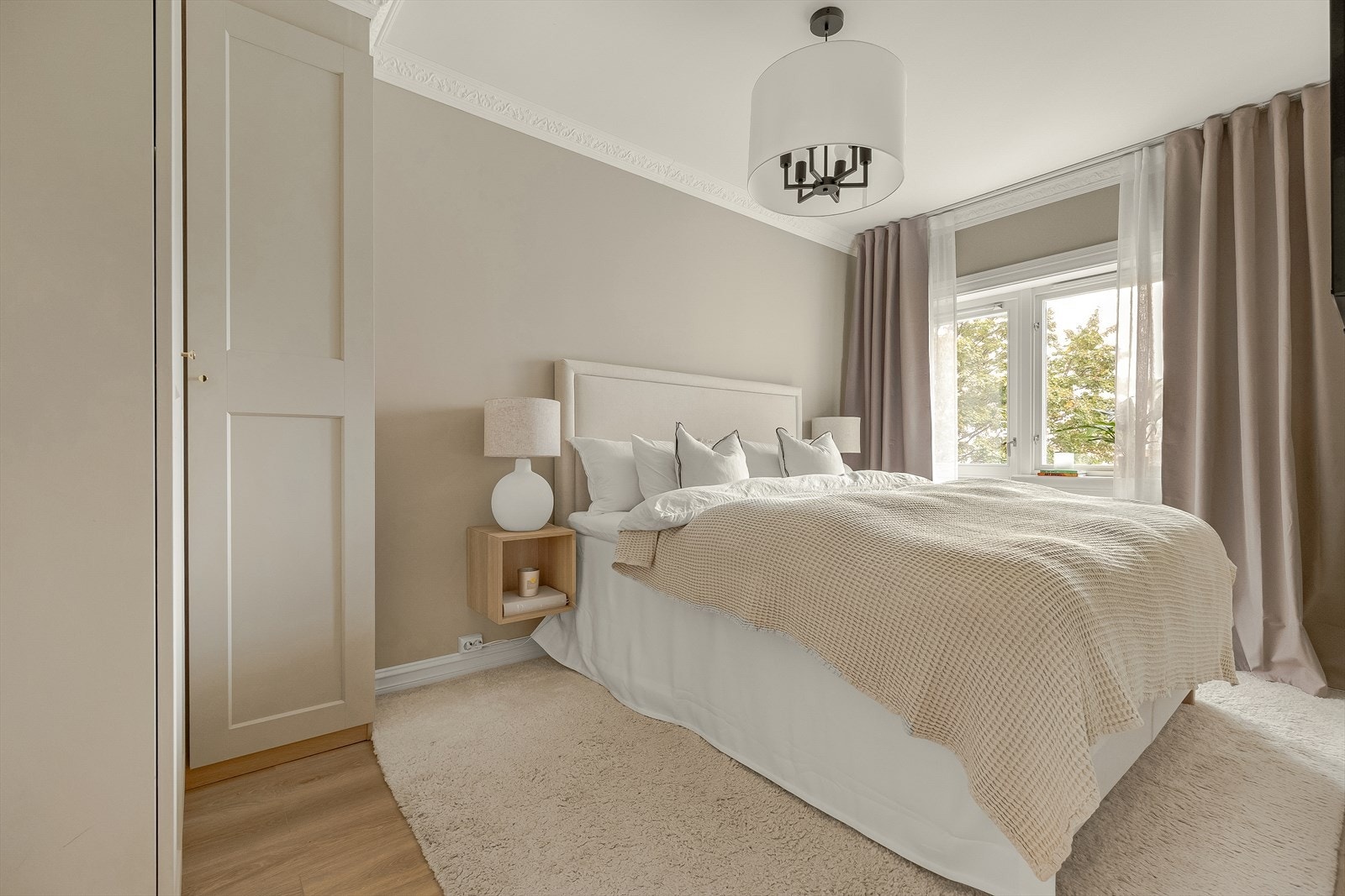 Delikat og romslig soverom med god plass til dobbeltseng, nattbord og tilhørende møblement. Galleribilde