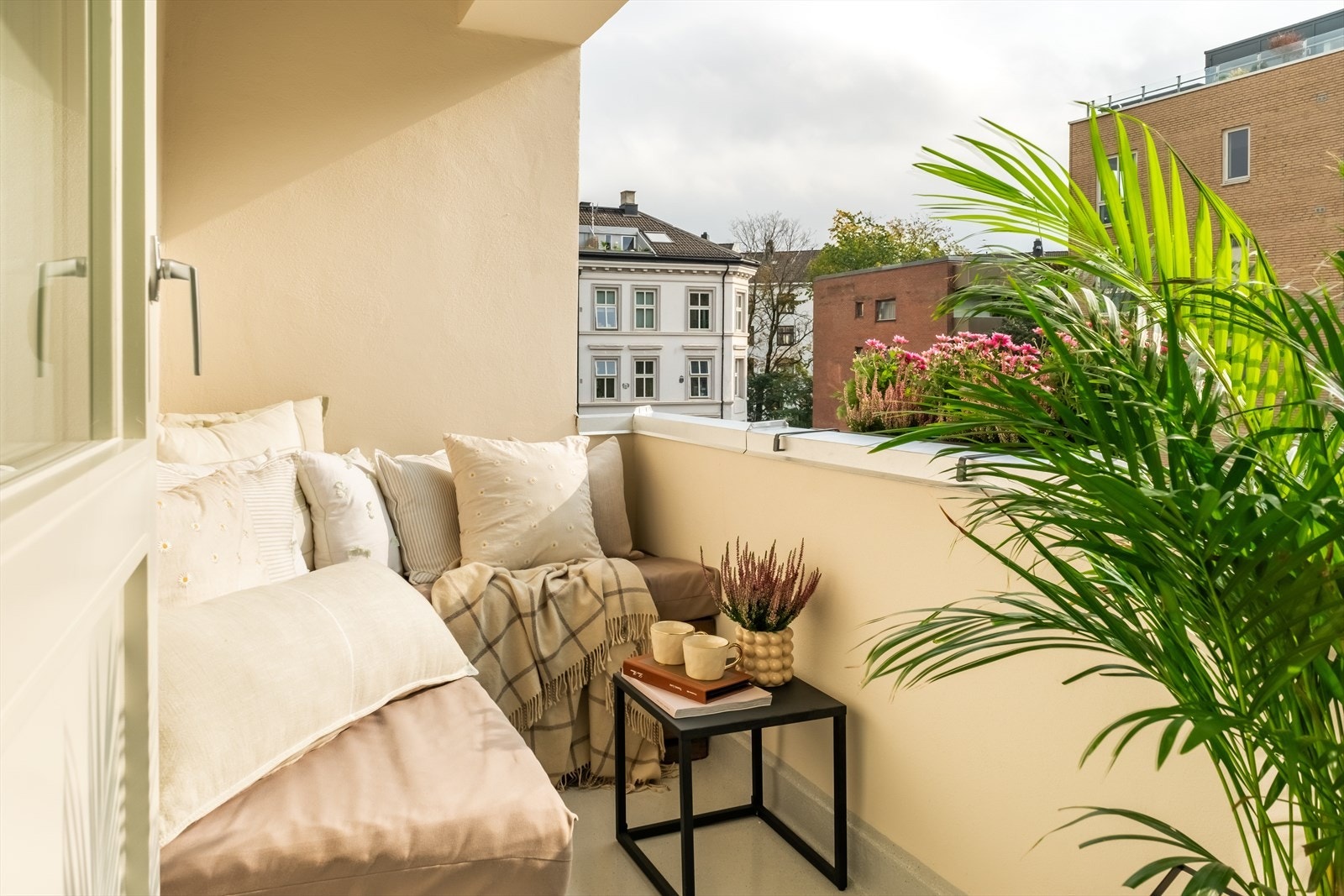 Leiligheten har 2 balkonger så her kan du kose deg i solsteken hele dagen. Galleribilde