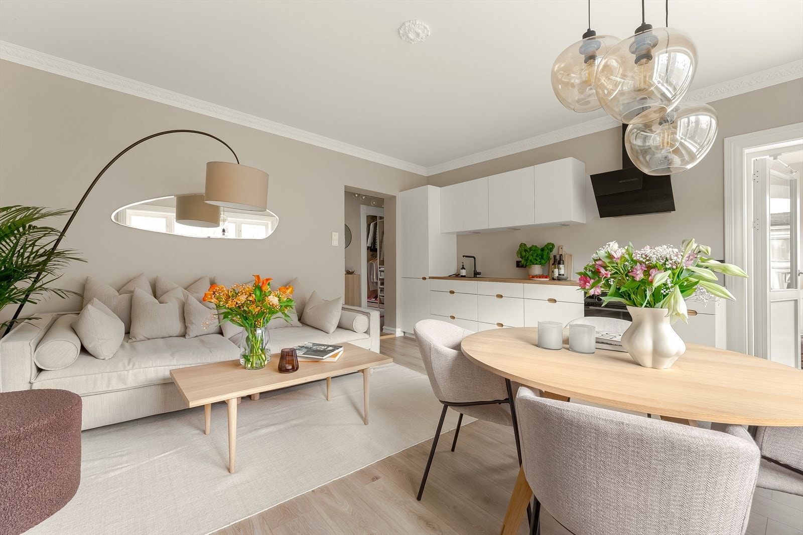 Vi har gleden av å presentere denne delikate og stilfulle 3-romsleiligheten med sentrumsnær beliggenhet rett ved Alexander Kiellands plass. Galleribilde