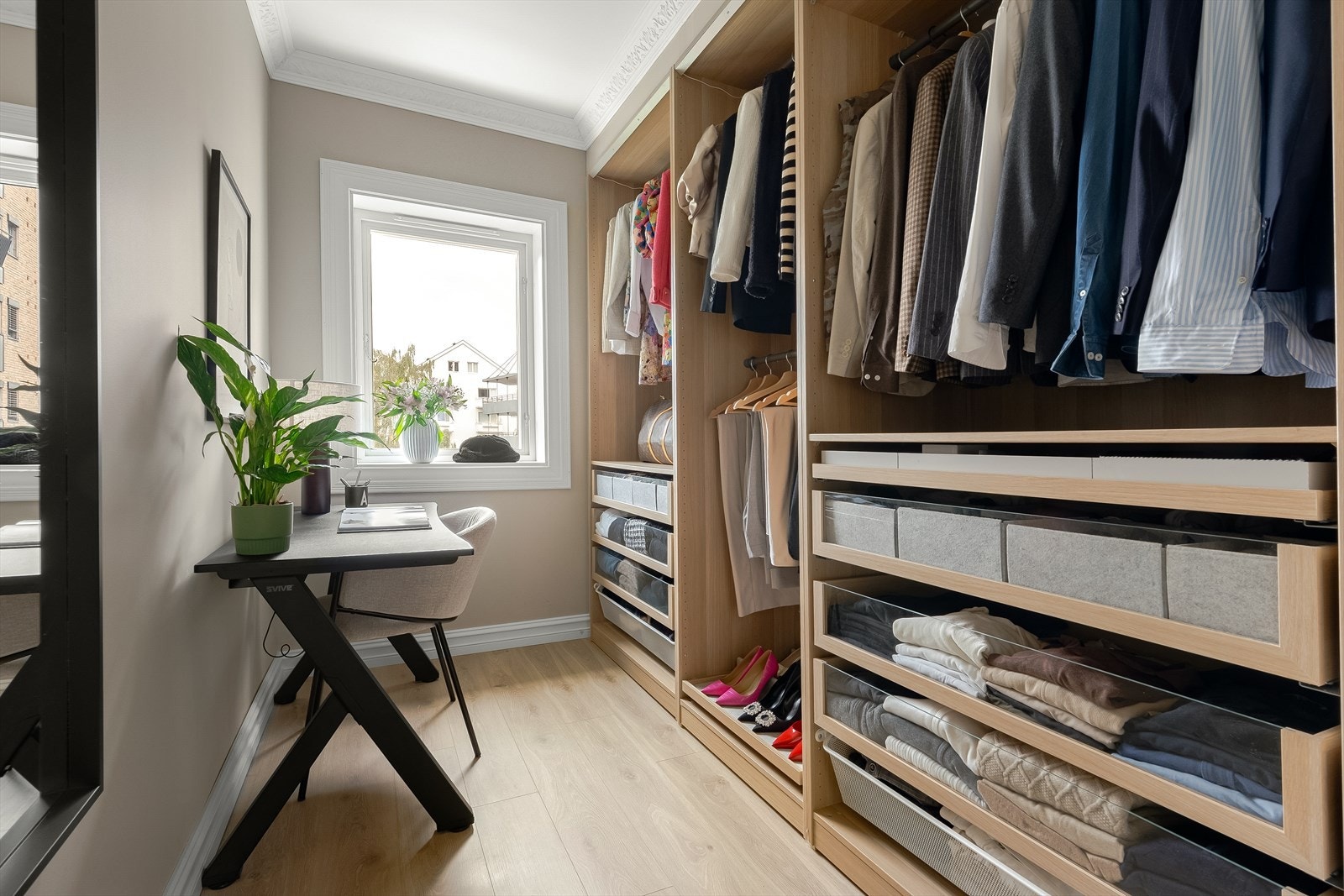 Det andre soverommet er også av fin størrelse, og er i dag innredet som garderoberom/kontor. Galleribilde