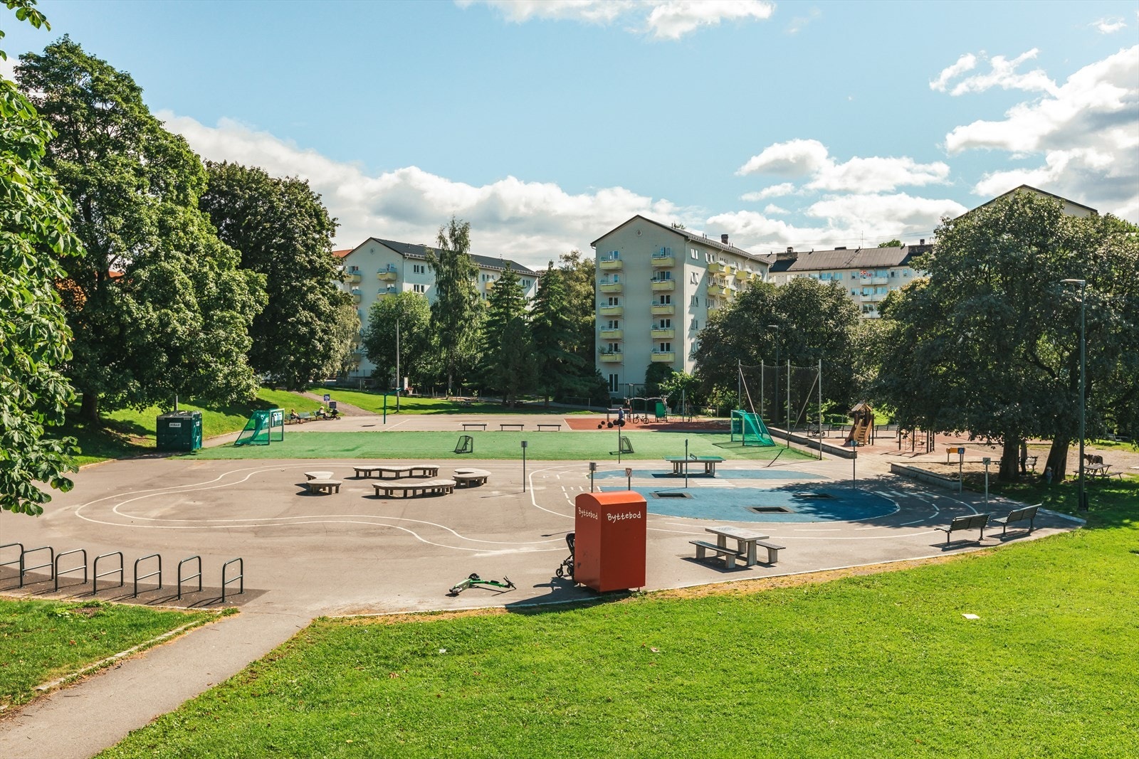 Her kan du legge deg på gress sletta og slikke sol eller aktivere deg med fotball. Galleribilde