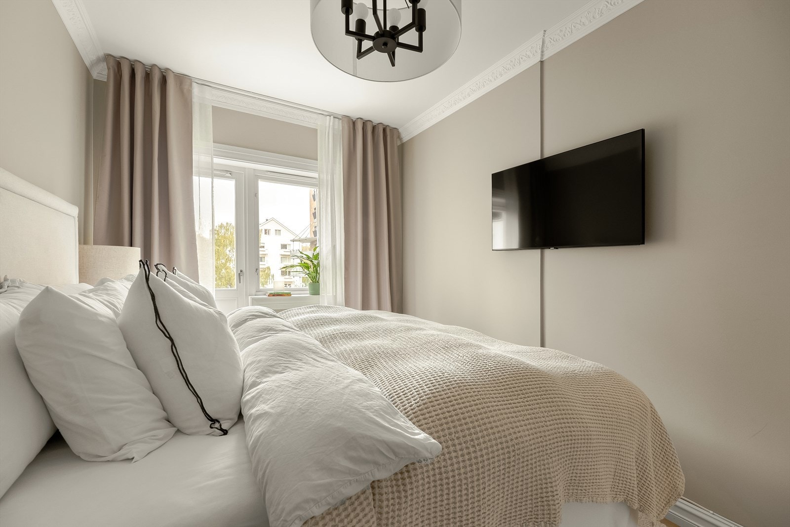 Rommet har malte vegger i en behagelig beigetone, stukkatur og laminatgulv. Galleribilde