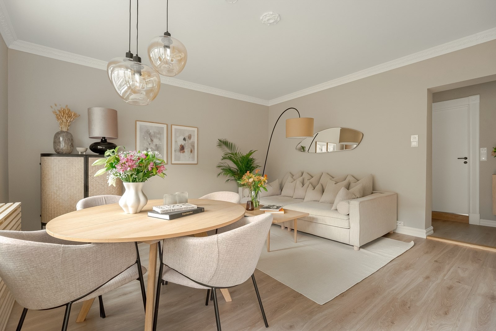 Stuen har delikate overflater med sjarmerende stukkatur, vegger malt i tidsriktige farger og et pent laminatgulv. Galleribilde