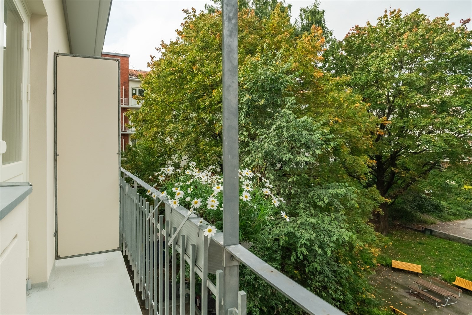 Balkongen vender ut mot bakgården og byr på litt kveldsol på sommeren. Galleribilde