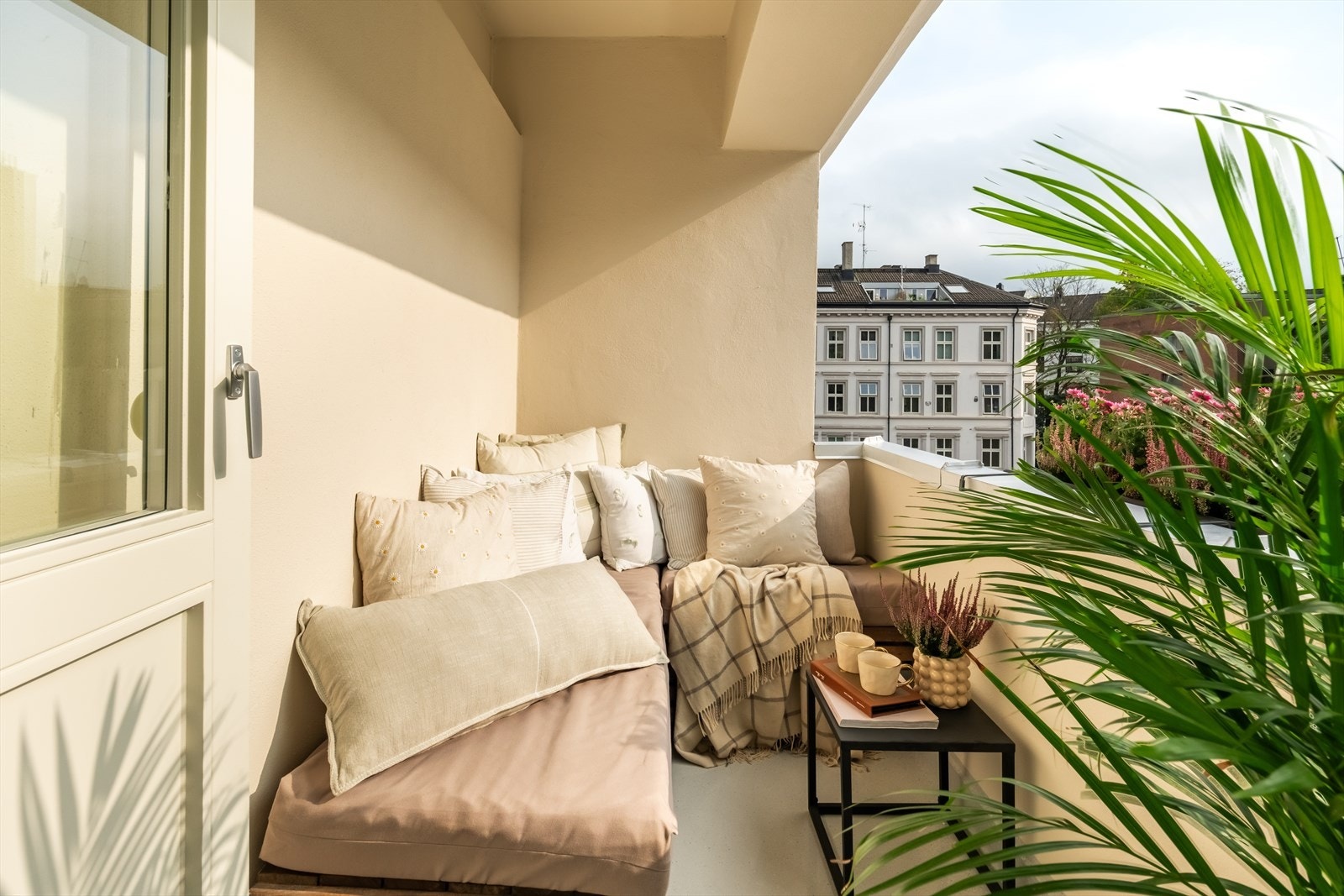 Sittegruppen er plassbygget og følger med. Ettersom balkongen vender mot sør kan vi meddele at det er flotte solforhold her på sommerstid. Galleribilde