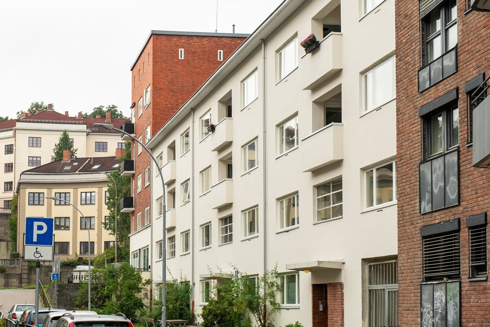 Leiligheten ligger fint til i en sidegate på attraktive Iladalen, ved populære Alexander Kiellands plass og St. Hanshaugen. Galleribilde