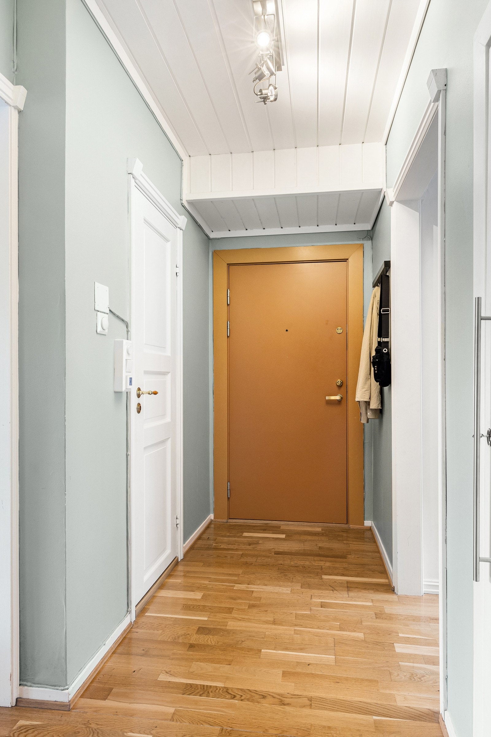Innbydende entrè som gir et godt førsteinntrykk av leiligheten. Galleribilde