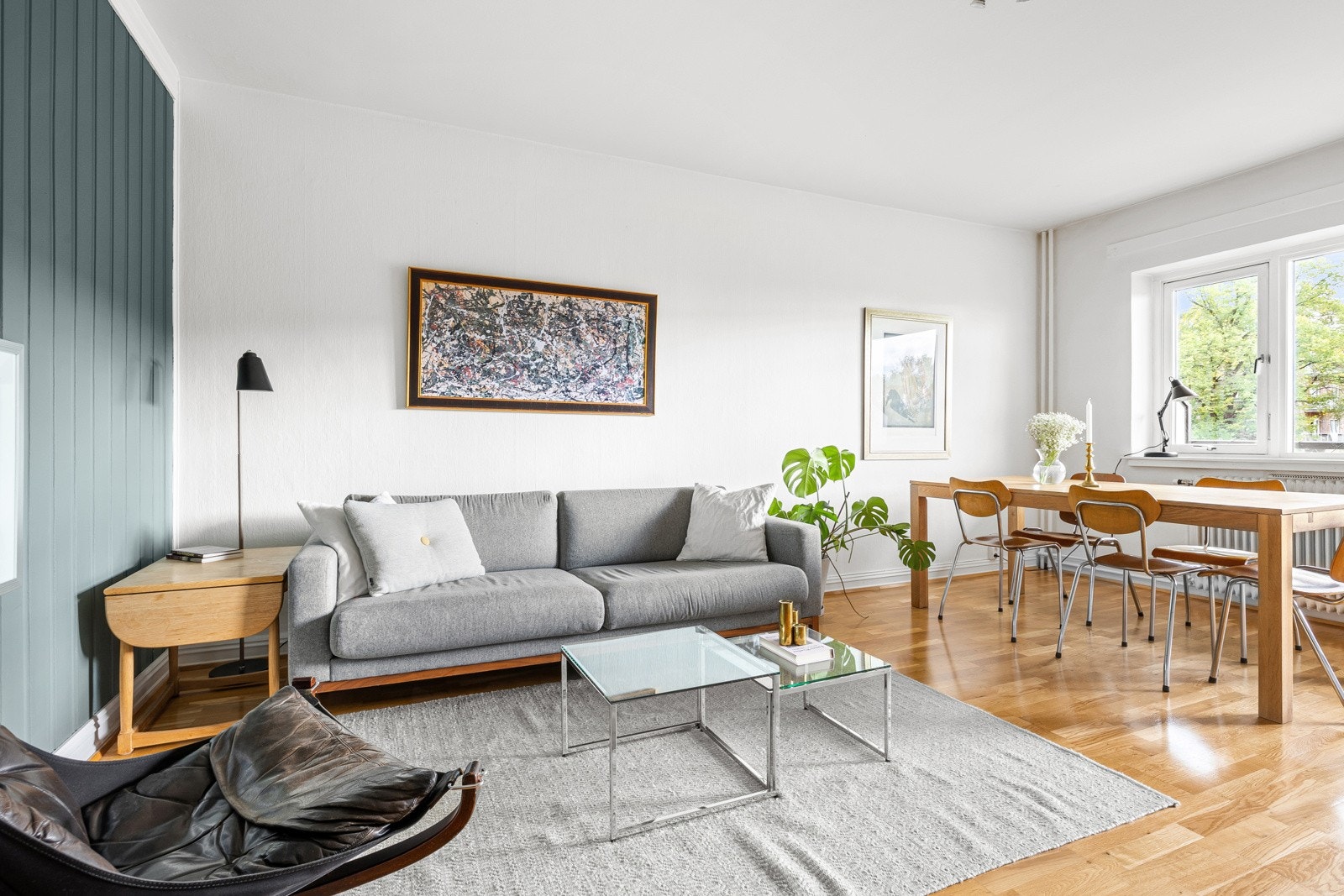 Store vindusflater slipper inn rikelig med naturlig lys. Galleribilde