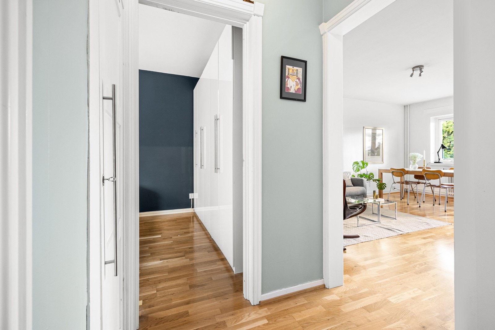 Entréen har et praktisk innebygd skap som fungerer godt som garderobe. Galleribilde