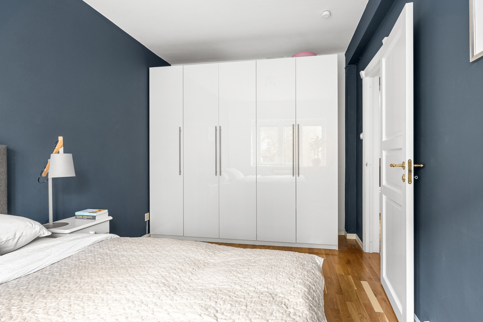 Soverommet er i dag innredet med en stor garderobe som medfølger ved salg. Galleribilde