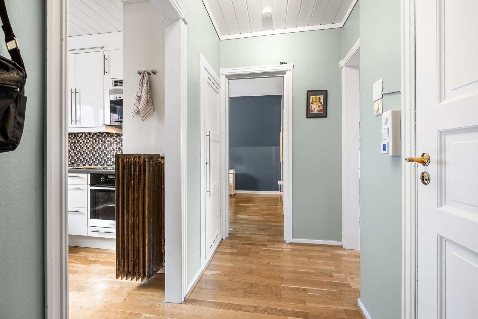 Fra entréen kommer du videre inn til leilighetens øvrige rom. Galleribilde
