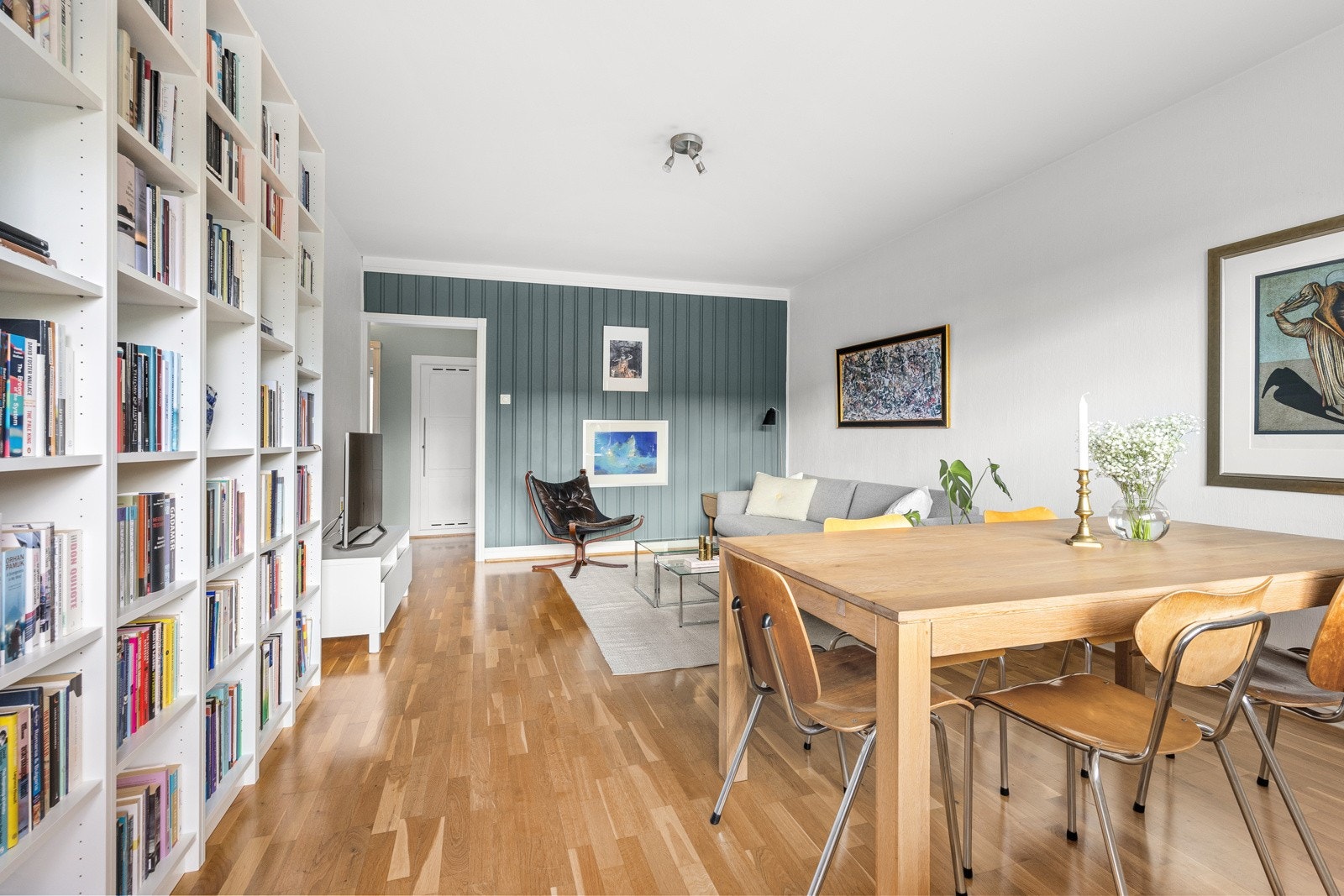 Stuen har gode møbleringsmuligheter, med plass til sofagruppe med tilhørende møblement, tv-seksjon og spisebord. Galleribilde