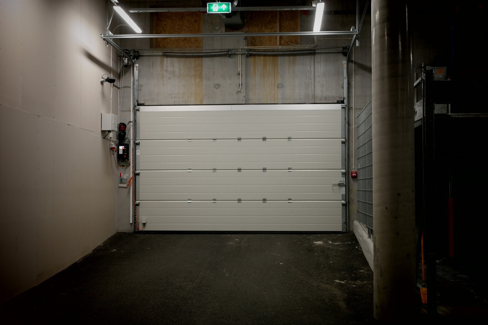 Garasjeanlegget har tilkomst via automatisk port Garasjeporten åpnes ved hjelp av fjernkontoll eller ved å ringe et telefonnummer fra mobilen. Galleribilde