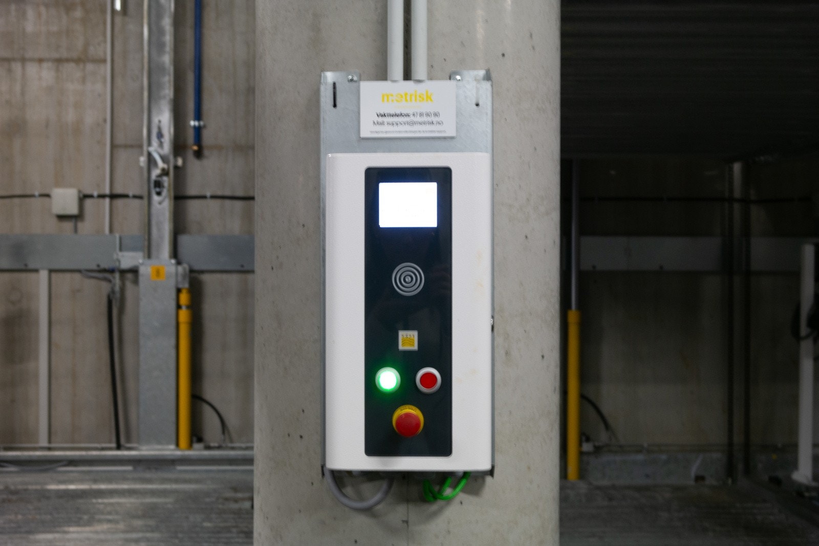 Det er plass til 2 biler i denne heisen (Plass nr. 15 og 16). Galleribilde