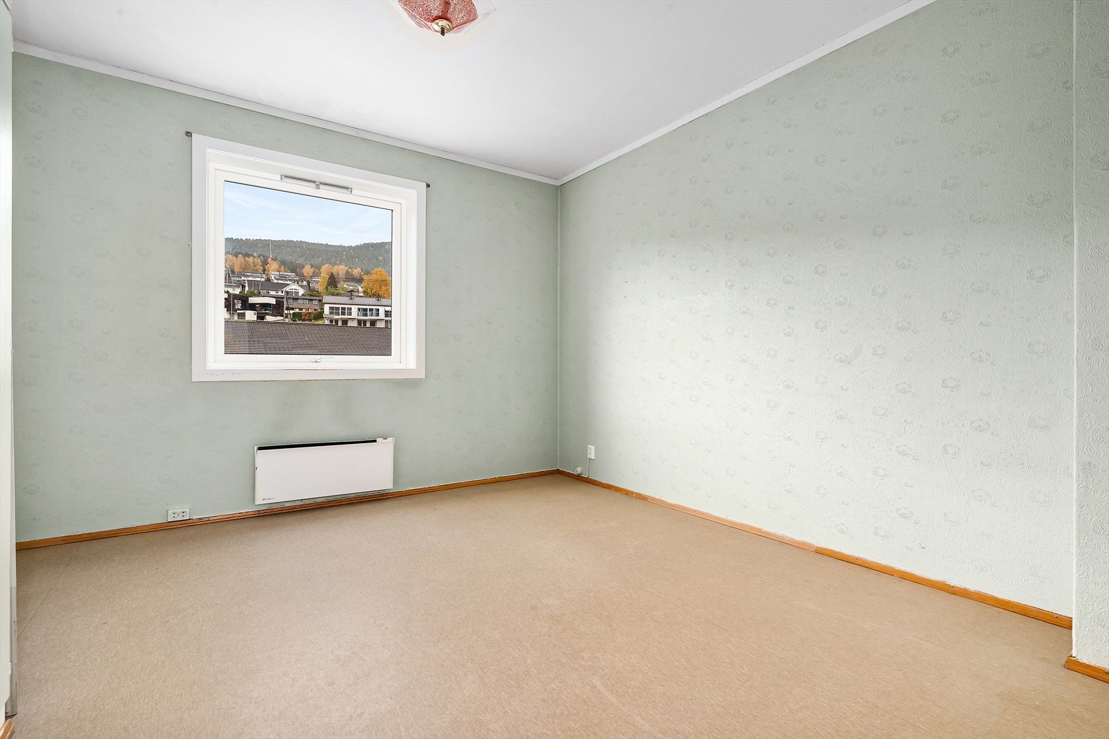 Leiligheten har 2.soverom , hovedsoverom har plass til dobbeltseng og nattbord. Galleribilde