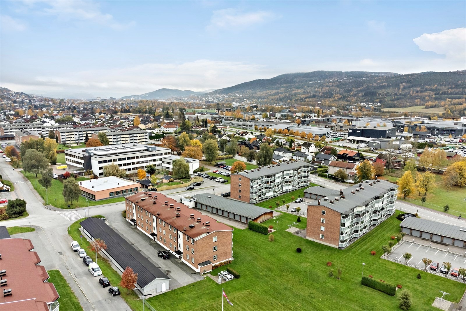 Eiendommen ligger i et barnevennlig og etablert boligområde på Åssiden i Drammen kommune, med kort vei til skoler, barnehager, offentlig kommunikasjon, samt et rikt utvalg av fasiliteter og servicetilbud. Galleribilde