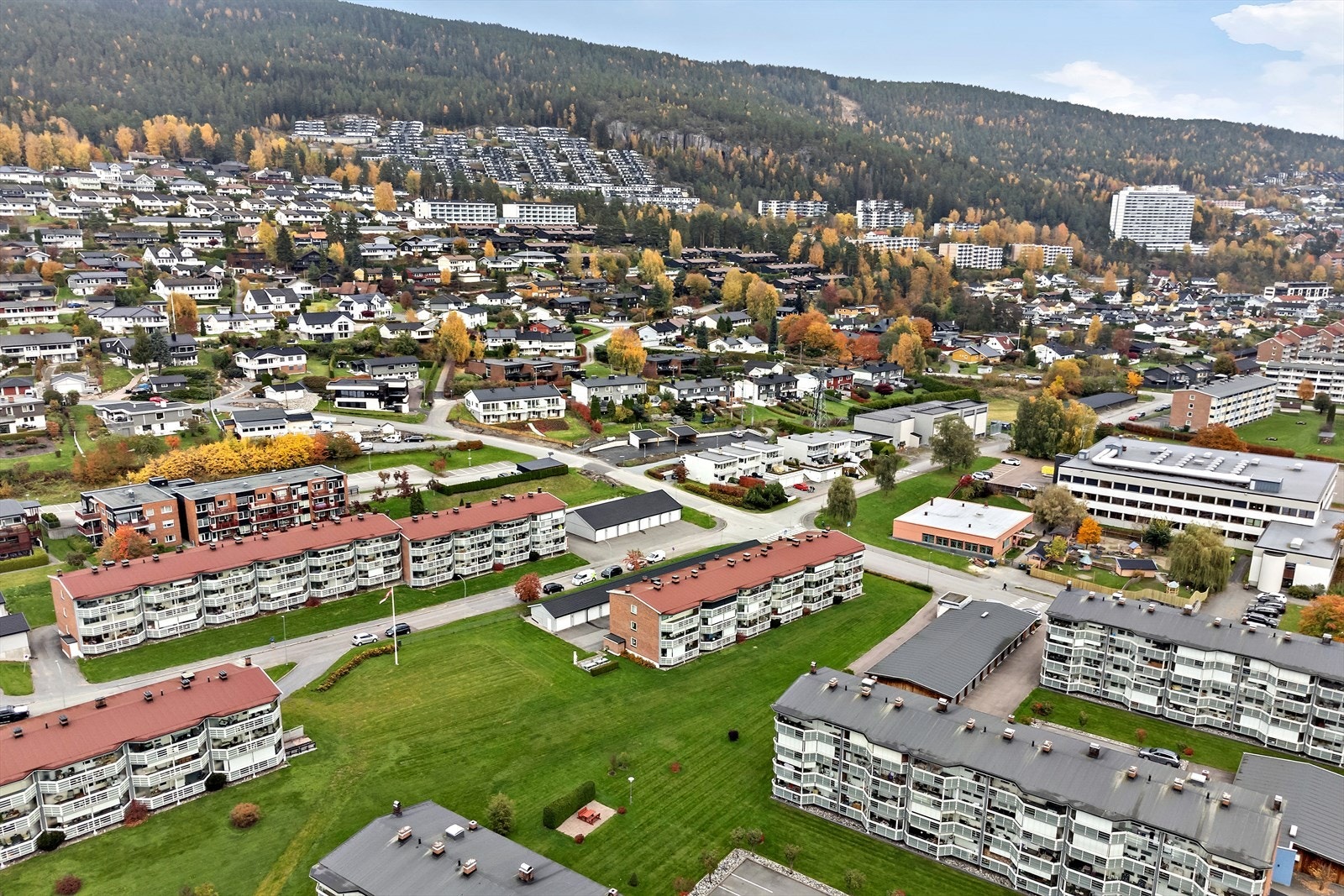 På Åssiden er det flere fotballbaner, håndballbane, skatepark og stor idrettshall som byr på en rekke innendørsaktiviteter. Åssiden IF har sportslig tilbud for alle. Ellers anbefales det å legge turen innover i marka eller til elveparken. Galleribilde