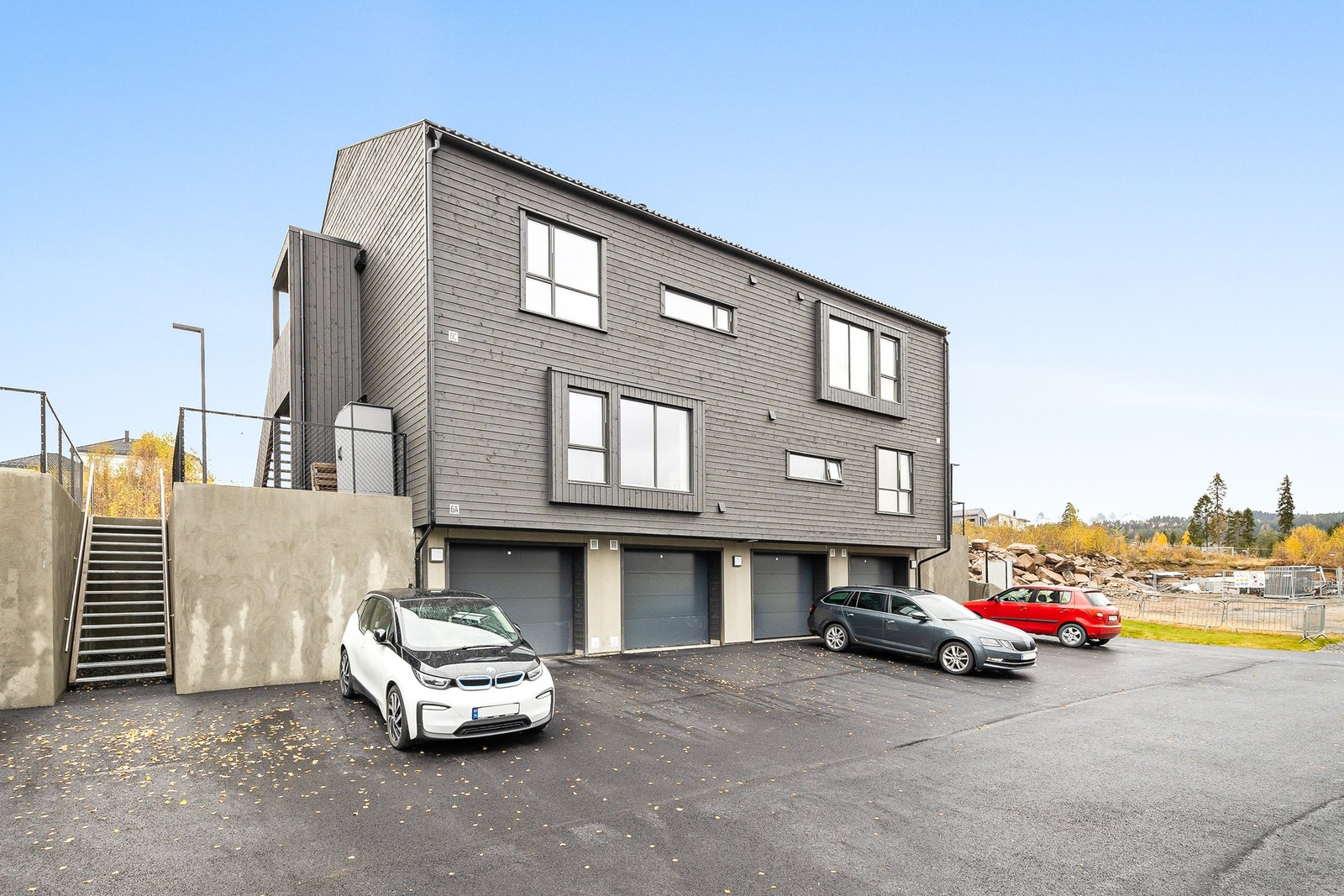 Garasjeplass medfølger i tillegg til parkeringsplass utenfor garasjeporten. Galleribilde