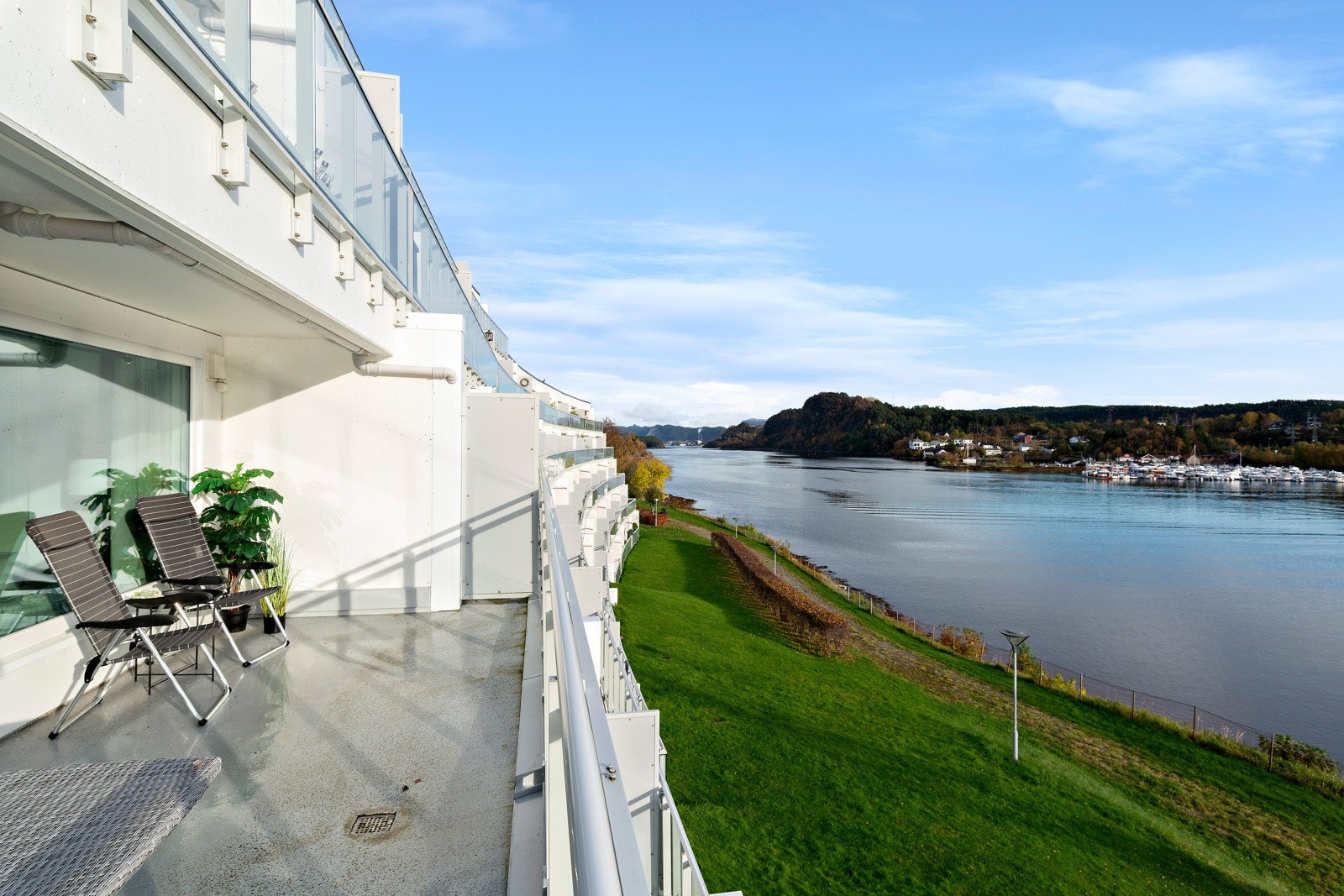 Terrassen er på ca. 16 kvm og er overbygd så her kan du nyte dagene uansett vær. Galleribilde