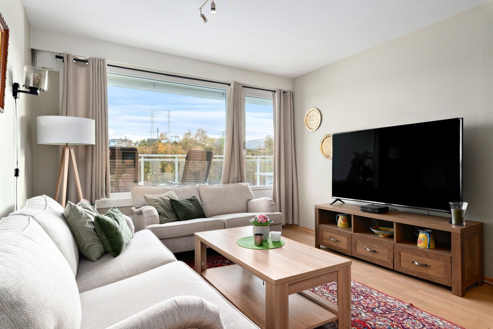 Her er det god plass til sofagruppe med tilhørende TV-møblement. Galleribilde