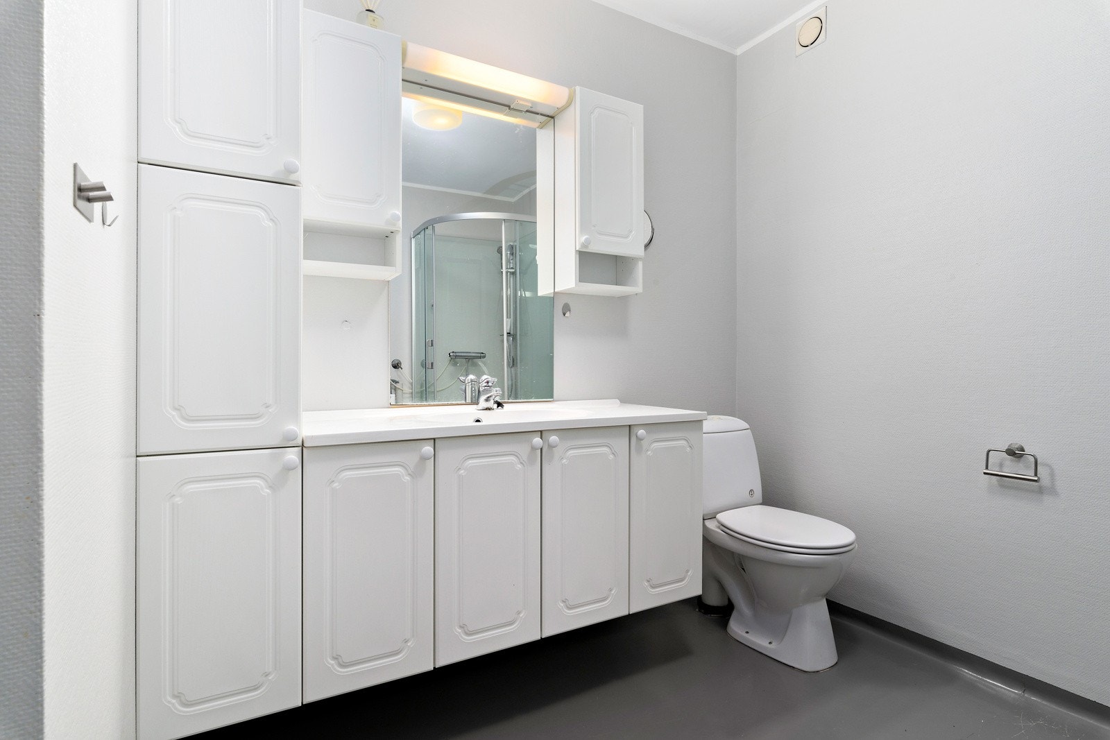 Den store innredningen har overlimt vask og speil med lys over. Galleribilde