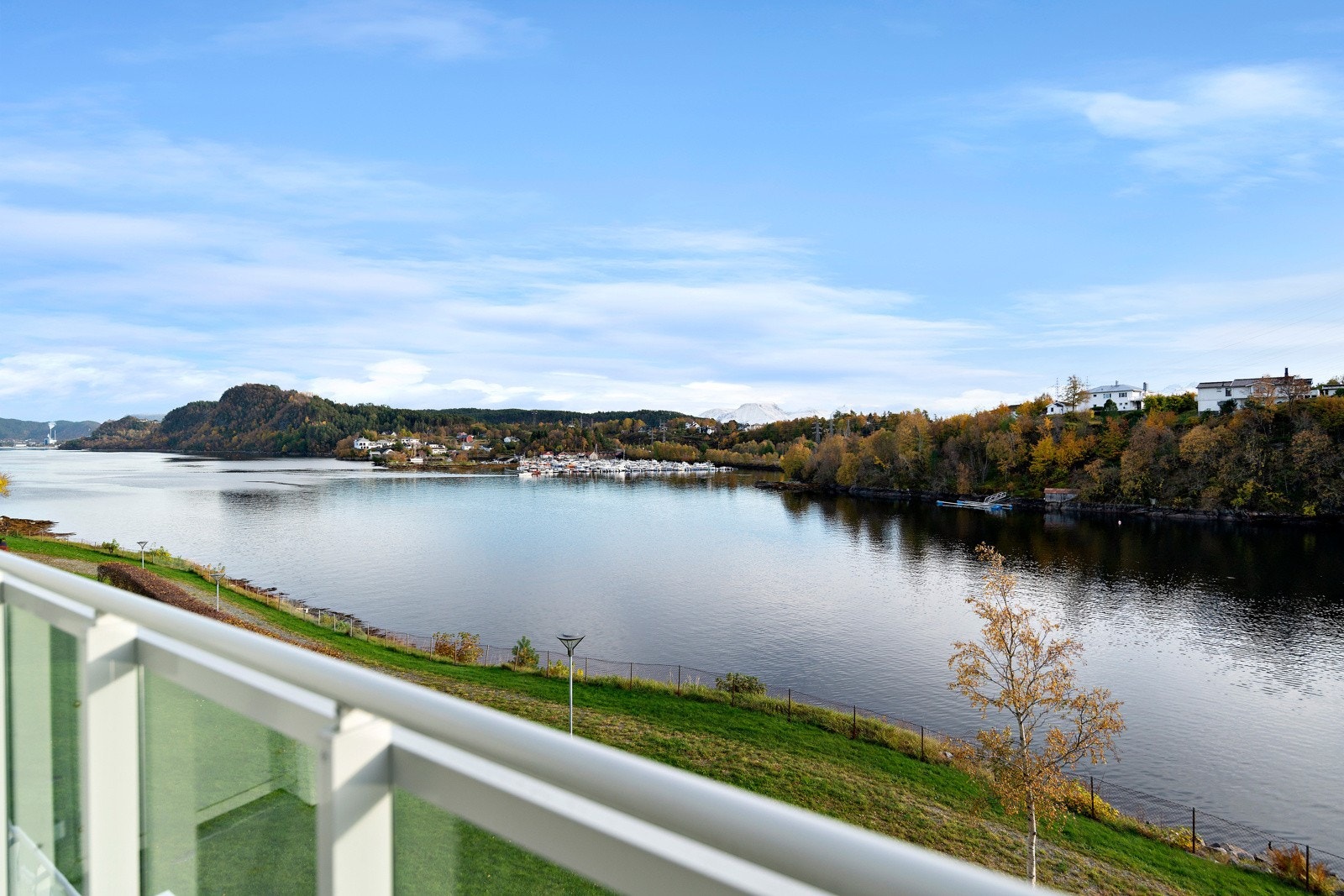 Leiligheten ligger i sjøfront på populære Fredsberg. Galleribilde