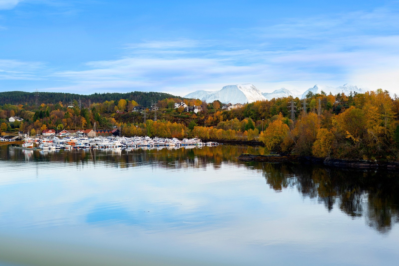 Fra terrassen får du denne nydelige utsikten mot sjø, fjell og skog. Galleribilde