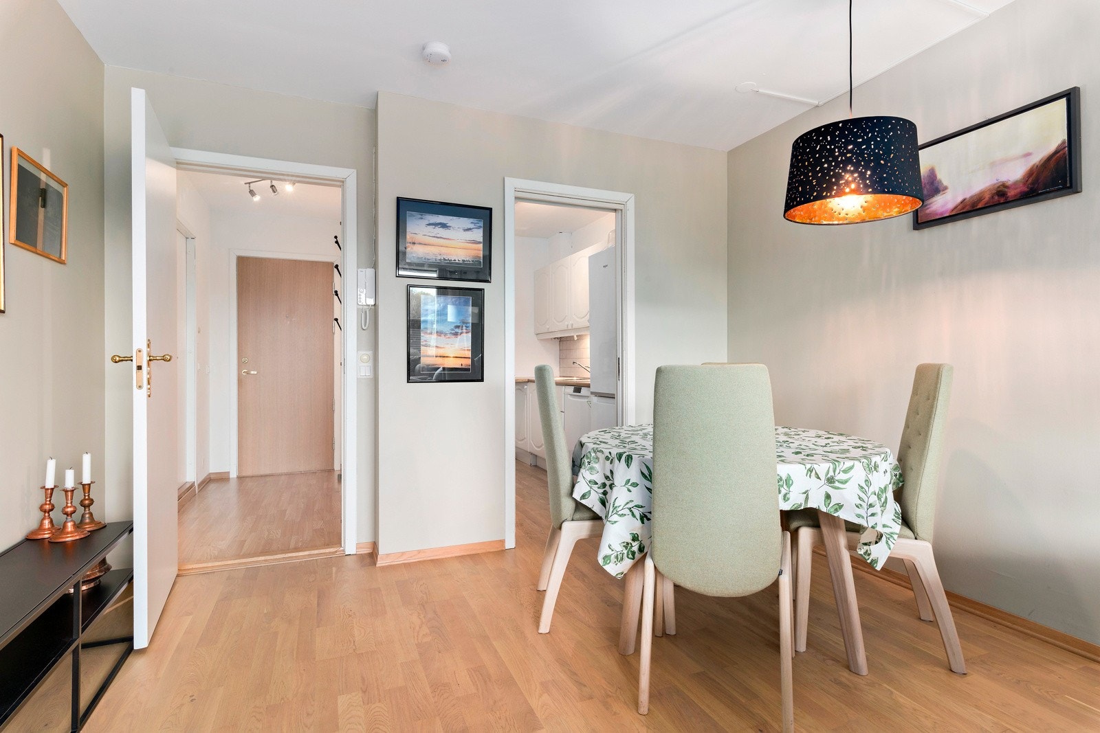 Spisebordet har sin naturlige plassering i overgangen fra stuen til kjøkkenet. Galleribilde