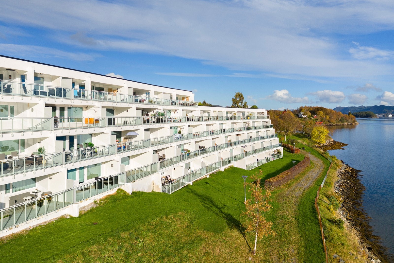 Leiligheten ligger i et naturskjønt område med hyggelige plasser for rekreasjon. Galleribilde