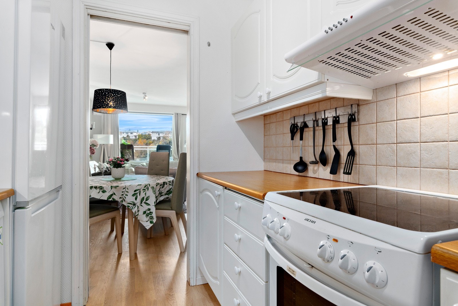 Det er nisjer for komfyr, oppvaskmaskin og kjøleskap. Avtrekksvifte over kokesonen. Galleribilde