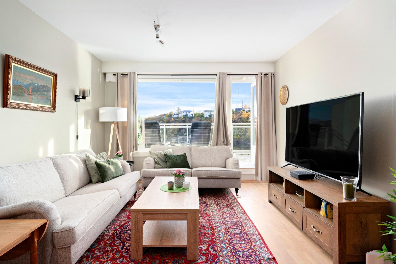 Stuen har lyse overflater og store vindusflater som gir rikelig med naturlig lysinnslipp. Galleribilde