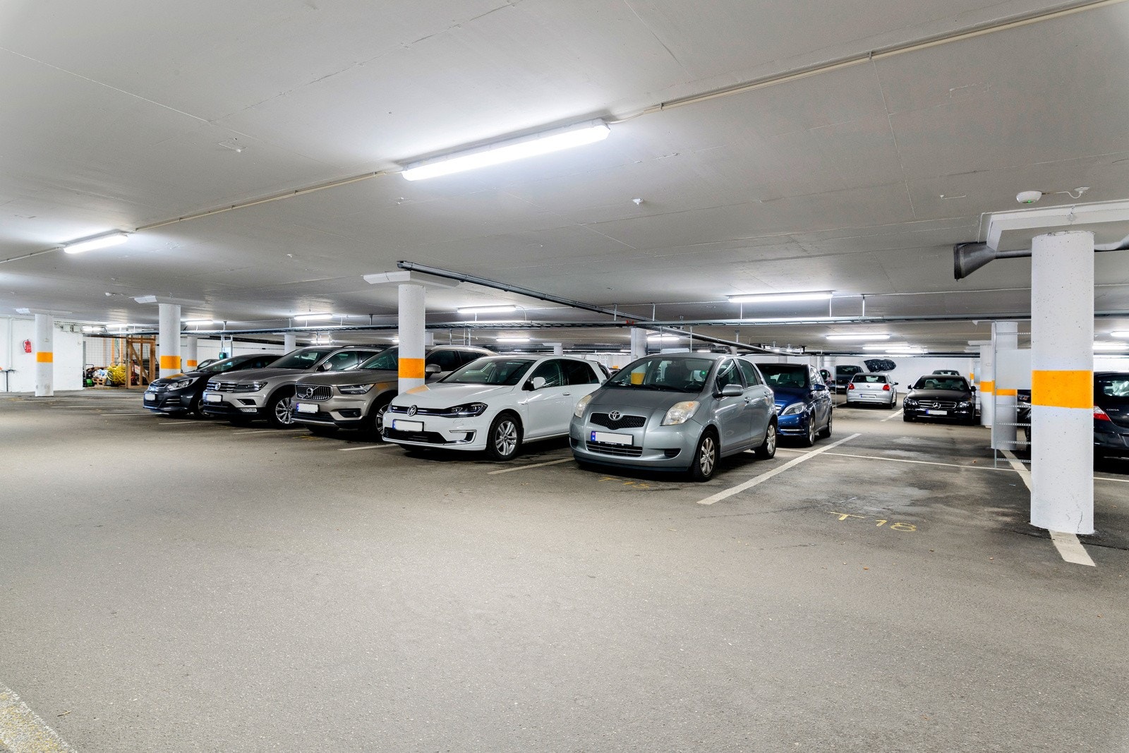 I garasjen står bilen både tørt og trygt. Det er også muligheter for elbil-lading. Galleribilde