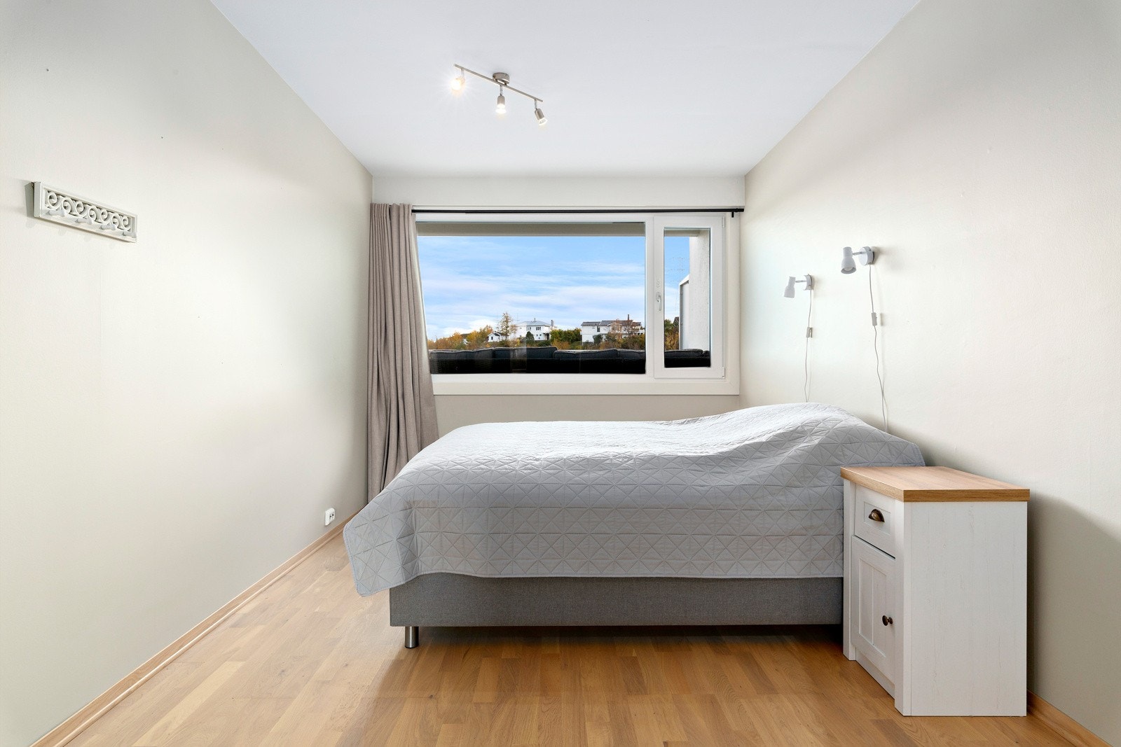 Vi ser at det er god plass til en dobbeltseng med nattbord på hver side. Galleribilde